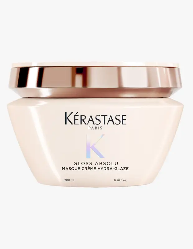 Marka Adı: Kérastase
Ürün Adı: Kérastase Unisex Gloss Absolu Hydra-Glaze Saç Maskesi
Ürün Cinsiyeti: Unisex
Ürün Tipi: Saç Maskesi
Ürün Sezonsallığı: Belirtilmemiş
Ürün Çeşidi: Kabarma önleyici, parlaklık verici ve nemlendirici saç maskesi
Ürün Özellikleri: Kérastase Gloss Absolu Hydra-Glaze Saç Maskesi, saçın kabarmasını önlemeye, yoğun nem sağlamaya ve ayna parlaklığı kazandırmaya odaklanmış lüks bir bakım ürünüdür. 200 ml'lik zarif, krem renkli ambalajı ve parlak metalik pembe-altın kapağı ile şık bir tasarıma sahiptir. İçeriğindeki özel Hydra-Glaze formülü sayesinde saç tellerindeki gözenekleri doldurarak neme bağlı elektriklenmeyi kontrol altına alır ve saçın doğal nem dengesini korumasına yardımcı olur. Pürüzsüz, yumuşak ve göz alıcı bir parlaklık sağlayarak saçın genel sağlığını ve estetik görünümünü iyileştirir.
Öne Çıkan Detaylar:
- Neme bağlı kabarmayı önler.
- Saça ayna parlaklığı kazandırır.
- Saç tellerindeki gözenekleri doldurarak pürüzsüz bir görünüm sunar.
Kimler Kullanıyor?: Saçlarının neme bağlı kabarmasından şikayetçi olan, mat ve cansız görünen saçlarına yoğun parlaklık ve pürüzsüzlük katmak isteyen herkes bu maskeyi tercih edebilir. Elektriklenmeyi kontrol altına alarak daha bakımlı ve kolay şekil alan saçlara sahip olmayı arzulayan, saç bakımında profesyonel ve etkili çözümler arayan kişiler için ideal bir seçenektir.