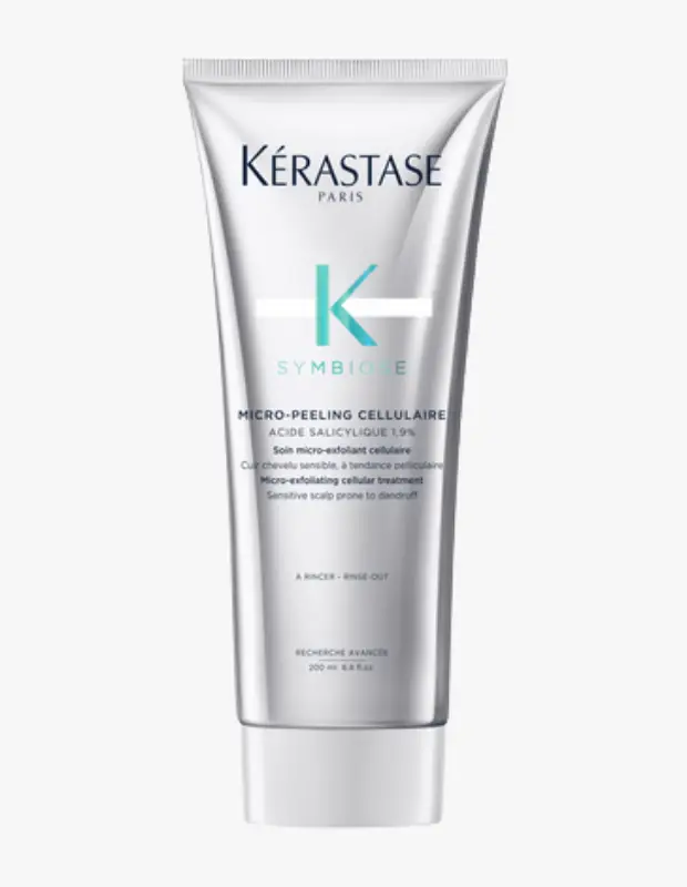 Marka Adı: Kerastase
Ürün Adı: Kerastase Symbiose Kepek Karşıtı Hücresel Mikro Peeling
Ürün Cinsiyeti: Unisex
Ürün Tipi: Saç Derisi Peelingi
Ürün Sezonsallığı: Belirtilmemiş
Ürün Çeşidi: Kepek Karşıtı ve Arındırıcı Saç Derisi Bakımı
Ürün Özellikleri: Kerastase Symbiose Hücresel Mikro Peeling, parlak gümüş rengi tüp ambalajda sunulan, durulanabilir bir saç derisi bakım ürünüdür. %1.9 Salisilik Asit içeriğiyle hassas ve kepeğe eğilimli saç derisi için özel olarak formüle edilmiştir. Mikro eksfoliasyon etkisi sayesinde saç derisinde biriken fazla sebumu, ölü deriyi ve ürün kalıntılarını nazikçe arındırarak derinin ferahlamasına ve nefes almasına yardımcı olur. Gelişmiş araştırma ürünü olan bu peeling, 200 ml hacmindedir.
Öne Çıkan Detaylar:
- %1.9 Salisilik Asit içeriği ile kepek karşıtı hücresel mikro peeling etkisi sunar.
- Hassas ve kepeğe eğilimli saç derisi için özel olarak geliştirilmiştir.
- Saç derisini derinlemesine arındırarak ferah ve hafiflemiş bir his bırakır.
Kimler Kullanıyor?: Saç derisinde birikmiş ürün kalıntıları, aşırı sebum veya ölü deriden arınma ihtiyacı hissedenler, saç derilerinin nefes almasını ve ferahlamasını arzulayanlar bu ürünü tercih edebilir. Özellikle kepek sorunu, kaşıntı veya tıkanıklık hissi yaşayanlar ve saç derilerini derinlemesine temizlemek isteyenler için ideal bir çözümdür.