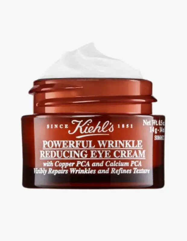 Marka Adı: Kiehl's
Ürün Adı: Kiehl's Powerful Wrinkle Reducing Eye Cream
Ürün Cinsiyeti: Unisex
Ürün Tipi: Göz Kremi
Ürün Sezonsallığı: Belirtilmemiş
Ürün Çeşidi: Göz Bakım Kremi
Ürün Özellikleri: Kiehl's Powerful Wrinkle Reducing Eye Cream, amber renkli cam veya plastik bir kavanozda sunulan, zengin dokulu, beyaz bir göz kremidir. Özel formülü Bakır PCA, Kalsiyum PCA ve kayısı çekirdeği yağı gibi güçlü içeriklerle zenginleştirilmiştir. Bu sayede göz çevresindeki ince çizgi ve kırışıklık görünümünü hedefleyerek cildin daha pürüzsüz, sıkı ve genç bir görünüm kazanmasına yardımcı olur. Aynı zamanda cilt dokusunu iyileştirir ve kırışıklıkları gözle görülür şekilde onarmayı destekler. Ürün 14g / 14ml net ağırlığa sahiptir.
Öne Çıkan Detaylar:
- Bakır PCA ve Kalsiyum PCA içeren gelişmiş formül
- İnce çizgi ve kırışıklık görünümünü gözle görülür şekilde hedefleme
- Göz çevresindeki cildi pürüzsüzleştirme ve sıkılaştırma desteği
Kimler Kullanıyor?: Bu ürün, göz çevresinde yaşlanma belirtileri, özellikle ince çizgi ve kırışıklık görünümünden rahatsız olan, daha pürüzsüz, sıkı ve genç görünümlü bir cilt arayışında olan bireyler için tasarlanmıştır. Cilt dokusunu iyileştirmeye ve çevresel faktörlere karşı güçlendirmeye özen gösteren, etkili ve bilimsel içeriklere sahip bakım ürünlerini tercih eden herkesin cilt bakım rutinine kolayca adapte edilebilir.