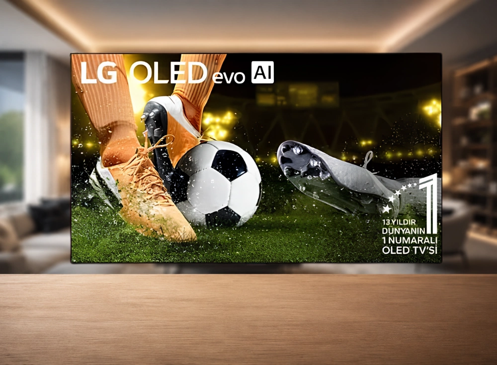 Modern ve lüks bir yaşam alanında, zarif bir şekilde konumlandırılmış LG OLED evo AI 4K akıllı TV'nin parlak ekranında, bir futbol sahasında topa vuran ve çimleri havalandıran futbolcu ayakları, canlı renkler ve premium HDR kalitesiyle öylesine gerçekçi görünüyor ki, adeta izleyiciyi içine çekiyor; ekranda ayrıca dünyanın 1 numaralı OLED TV'si olduğu belirtiliyor.