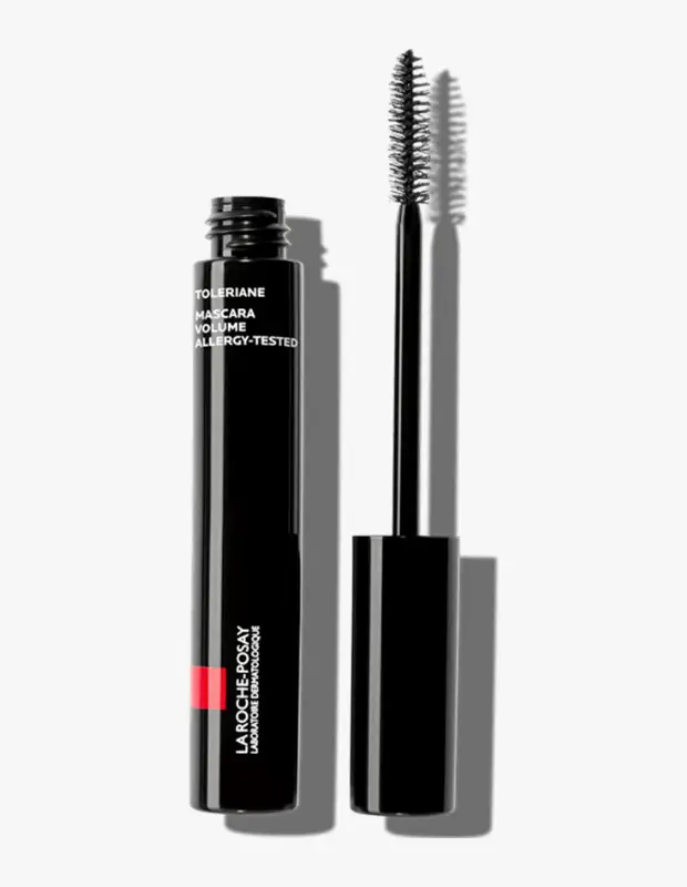 Marka Adı: La Roche-Posay
Ürün Adı: La Roche-Posay Toleriane Volume Maskara
Ürün Cinsiyeti: Belirtilmemiş
Ürün Tipi: Maskara
Ürün Sezonsallığı: Belirtilmemiş
Ürün Çeşidi: Hacim veren maskara, hassas gözler için
Ürün Özellikleri: Siyah renkli, silindirik ambalajında sunulan bu maskara, kirpiklere hacim kazandırmak üzere tasarlanmıştır. Toleriane serisine ait olup alerji testinden geçirilmiş ve hassas gözler için özel olarak formüle edilmiştir. Oftalmolojik olarak test edilmiş olması, kullanım sırasında gözlerde rahatlık ve konfor sağlamayı hedefler. Fırçası, kirpikleri kökten uca kavramak ve belirginleştirmek için standart, kıl yapılı bir tasarıma sahiptir.
Öne Çıkan Detaylar:
- Kirpiklere hacim veren formül
- Alerji testinden geçirilmiş ve hassas gözler için uygun
- Oftalmolojik olarak test edilmiştir
Kimler Kullanıyor?: Gözleri hassas, alerjiye yatkın veya lens kullanan kişiler bu maskarayı tercih edebilir. Makyaj rutinlerinde konforu ve güvenliği ön planda tutan, kirpiklerine hacim katarken göz sağlığını riske atmak istemeyen herkes için ideal bir seçenektir. Gözlerinde kaşıntı, kızarıklık veya rahatsızlık hissi yaşamadan belirgin bakışlar elde etmek isteyenler bu ürünü günlük makyajlarında severek kullanabilir.