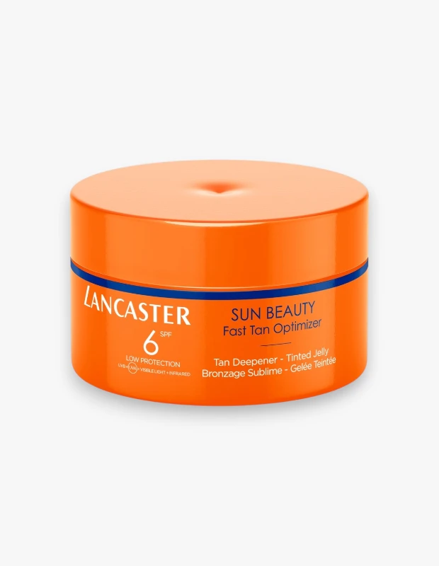 Marka Adı: LANCASTER
Ürün Adı: Lancaster Unisex Sun Beauty Tan Deepener Tinted Jelly SPF6
Ürün Cinsiyeti: Unisex
Ürün Tipi: Bronzlaştırıcı Jel
Ürün Sezonsallığı: Yaz
Ürün Çeşidi: Renkli Düşük Korumalı Bronzlaştırıcı Jel
Ürün Özellikleri: Bu Lancaster Sun Beauty bronzlaştırıcı jel, SPF 6 ile düşük seviyede güneş koruması sunarken, hızlı ve derin bir bronzluk elde etmeye yardımcı olur. Özel Tan Activator Complex, DHA, beta karoten ve antioksidan destekli formülü sayesinde bronzlaşma sürecini hızlandırır ve bronzluğun daha uzun süre kalıcı görünmesini destekler. Karamel tonlu jel dokusu cilde anında sağlıklı ve lüks bir ışıltı verir. Nemlendirici ajanlar ve E vitamini içeren yapısı ile güneş sonrası oluşabilecek kuruluk ve pullanmayı azaltarak cildin daha yumuşak, esnek ve parlak kalmasına katkıda bulunur. Geniş spektrum koruması UVB, UVA, görünür ışık ve kızılötesi ışınlara karşı etki gösterir. Ürün, yoğun pigmentli yapısı nedeniyle açık renkli tekstillerde leke bırakma potansiyeline sahiptir.
Öne Çıkan Detaylar:
- Hızlı bir çikolata bronzluğu etkisi ve anında sağlıklı, lüks bir ışıltı sağlar.
- Tan Activator Complex, DHA ve beta karoten ile bronzlaşmayı hızlandırır ve kalıcılığını artırır.
- Düşük SPF 6 koruması, E vitamini ve nemlendirici ajanlar ile cildin nem dengesini destekler.
Kimler Kullanıyor?: Hızlı, derin ve lüks görünümlü bir bronzluk arayışında olan, aynı zamanda güneşin etkilerine karşı cildini beslemek ve nemlendirmek isteyen kişiler bu ürünü tercih edebilir. Plajda zahmetsizce sağlıklı ve parlak bir cilt görünümüne sahip olmak isteyenler, ürünün anında renk verici ve bronzluk artırıcı özelliklerinden faydalanabilirler. Ciltlerinde kadifemsi bir his ve ışıltılı bir bitiş arayan, yaz stilini bronz bir tenle tamamlamayı seven herkes için uygun bir seçimdir.