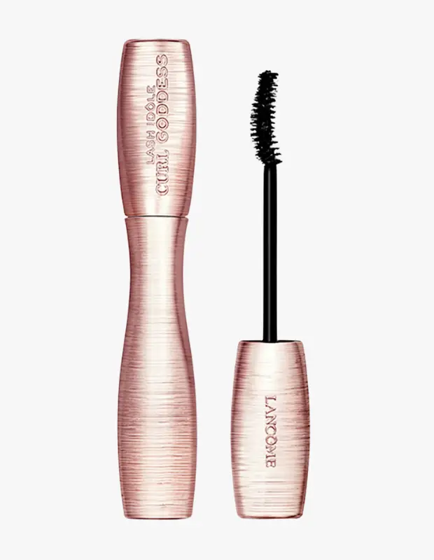 Marka Adı: Lancome
Ürün Adı: Lancome Lash Idole Curl Goddess Maskara
Ürün Cinsiyeti: Belirtilmemiş
Ürün Tipi: Maskara
Ürün Sezonsallığı: Belirtilmemiş
Ürün Çeşidi: Kıvırıcı Maskara
Ürün Özellikleri: Bu maskara, rose gold renginde, kabartmalı ve zarif bir ambalaja sahiptir. Kavisli ve yoğun kıllı siyah fırçası, kirpikleri kökten uca kavrayarak onlara hacim ve belirgin bir kıvrıklık kazandırmak üzere tasarlanmıştır. Kirpikleri tek tek ayırırken aynı zamanda dolgun bir görünüm sunar.
Öne Çıkan Detaylar:
- Kirpiklere hacim ve kıvrıklık sağlayan özel formül
- Ergonomik, kavisli ve yoğun kıllı fırça tasarımı
- Şık, kabartmalı rose gold renkte ambalaj
Kimler Kullanıyor?: Bakışlarına çarpıcı bir ifade katmak isteyen, kirpiklerinde belirgin bir kıvrıklık ve hacim arayan herkes bu maskarayı tercih edebilir. Göz makyajında hem etkileyici bir görünüm hem de estetik bir ürün deneyimi önemseyen, güzellik rutinlerine özen gösteren kişilerin stilini tamamlar.