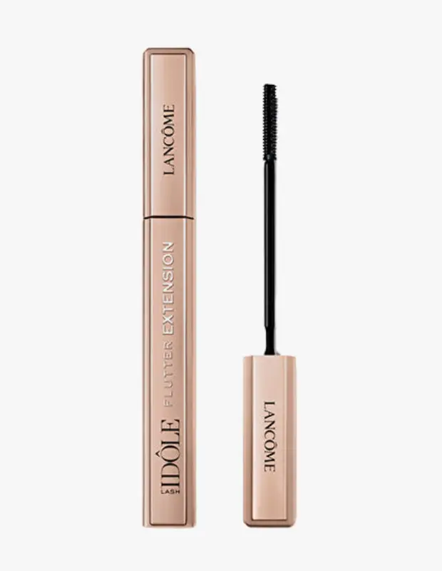Marka Adı: Lancome
Ürün Adı: Lancome Kadın Idole Flutter Extension Maskara
Ürün Cinsiyeti: Kadın
Ürün Tipi: Maskara
Ürün Sezonsallığı: Belirtilmemiş
Ürün Çeşidi: Uzatıcı ve Ayırıcı Maskara
Ürün Özellikleri: Şık ve modern, roze altın rengi bir ambalajda sunulan bu Lancome maskara, kirpiklere anında uzatma ve belirgin bir ayırma etkisi sağlamak üzere özel olarak tasarlanmıştır. İnce, konik yapılı fırçası sayesinde en kısa kirpikleri bile kökten uca hassas bir şekilde kavrar, fiber teknolojisiyle kirpiklerin limitlerini zorlayan bir uzunluk sunar. Topaklanma yapmadan, her bir kirpiği tek tek ayırarak net ve kusursuz bir görünüm yaratır, kirpik uzatma estetiğini günlük makyaj rutinine taşır. Bakışlara sınırsız bir uzunluk ve belirginlik katmayı hedefler.
Öne Çıkan Detaylar:
- Kirpiklere çarpıcı uzatma etkisi
- Kirpikleri topaklanma yapmadan tek tek ayırma
- İnce ve hassas yapılı fırça
Kimler Kullanıyor?: Bakışlarını anında daha anlamlı ve etkileyici hale getirmek isteyen, kirpiklerine doğal görünümlü bir uzatma ve hacim katmayı arzu edenler bu maskarayı tercih edebilir. Makyajında sadeliği ve zarafeti ön planda tutan, kirpiklerinin belirginliğini artırırken topaklanma gibi sorunlarla karşılaşmak istemeyen, her an bakımlı ve çekici görünmeyi seven herkesin makyaj çantasında vazgeçilmez bir yeri olacaktır.