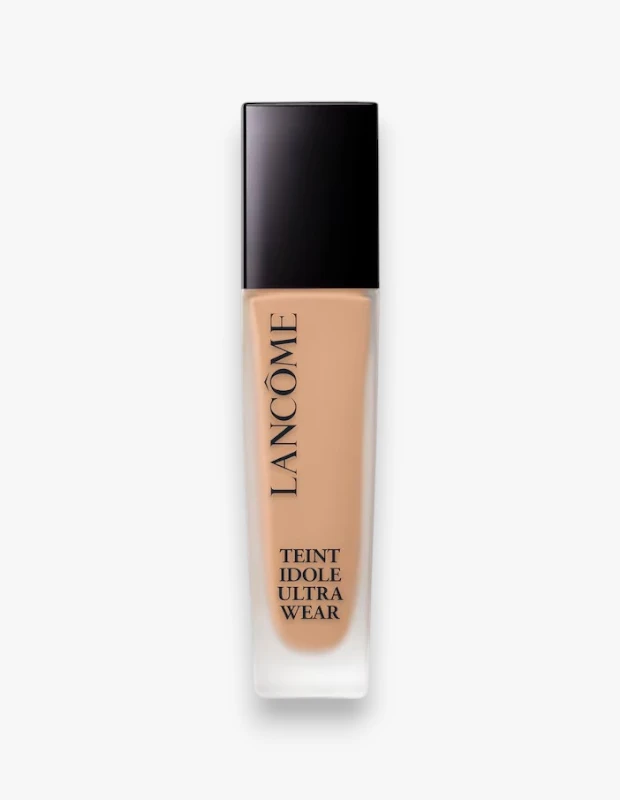 Marka Adı: Lancôme
Ürün Adı: Lancôme Kadın Teint Idole Ultra Wear Fondöten
Ürün Cinsiyeti: Kadın
Ürün Tipi: Fondöten
Ürün Sezonsallığı: Belirtilmemiş
Ürün Çeşidi: Sıvı Fondöten
Ürün Özellikleri: Uzun süre kalıcılık sunan, yeni nesil formüle sahip sıvı fondötendir. Eski ultra-mat yapıya kıyasla çok daha esnek ve cilt benzeri, doğal bir görünüm yaratır. Karma ciltlerin ihtiyaçlarına özel olarak tasarlanmış olup, T bölgesindeki parlamayı kontrol altına alırken cildin doğal ışıltısını koruyarak gün boyu homojen ve dengeli bir bitiş sağlar. Şık, buzlu cam şişede ve siyah, kare kapaklı bir tasarıma sahiptir.
Öne Çıkan Detaylar:
- Uzun süre kalıcı ve dayanıklı formül
- Esnek ve cilt benzeri, doğal bir bitiş
- Karma ciltler için dengeleyici özellikler
Kimler Kullanıyor?: Cildinde ağırlık yapmayan, doğal ve kusursuz bir görünüm arayan kişiler bu fondöteni tercih edebilir. Özellikle karma cilde sahip olup, hem parlamayı kontrol altına alırken hem de cildin doğal nem ve ışıltısını korumak isteyenler için idealdir. Makyajının gün boyu kalıcı olmasını ve cildi yormamasını önemseyen herkesin beğenisini kazanabilir.