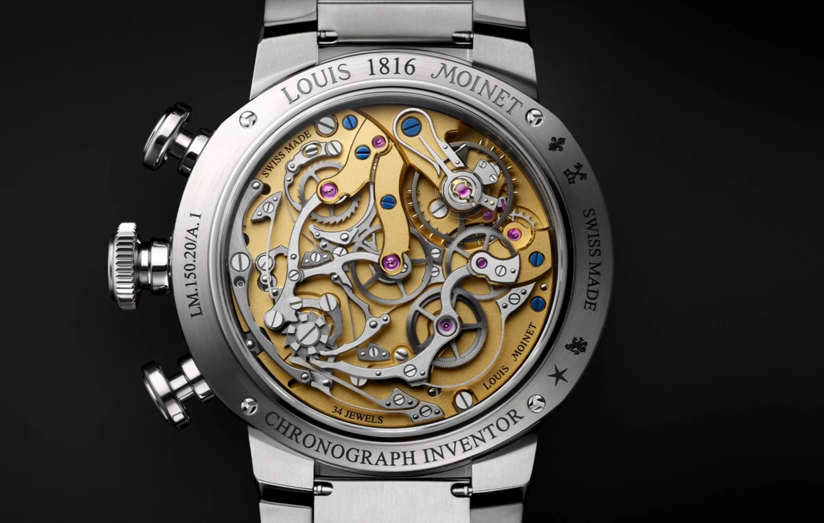 Louis Moinet 1816 Chronograph lüks erkek saatinin şeffaf arka kapağından görünen karmaşık iç mekanizması, altın ve gümüş tonlarında dişliler, kollar, köprüler ve parlak mor/pembe taşlarla dolu detaylı işçiliğiyle dikkat çekerken, çelik kasası üzerinde SWISS MADE ve CHRONOGRAPH INVENTOR yazıları açıkça okunuyor.
