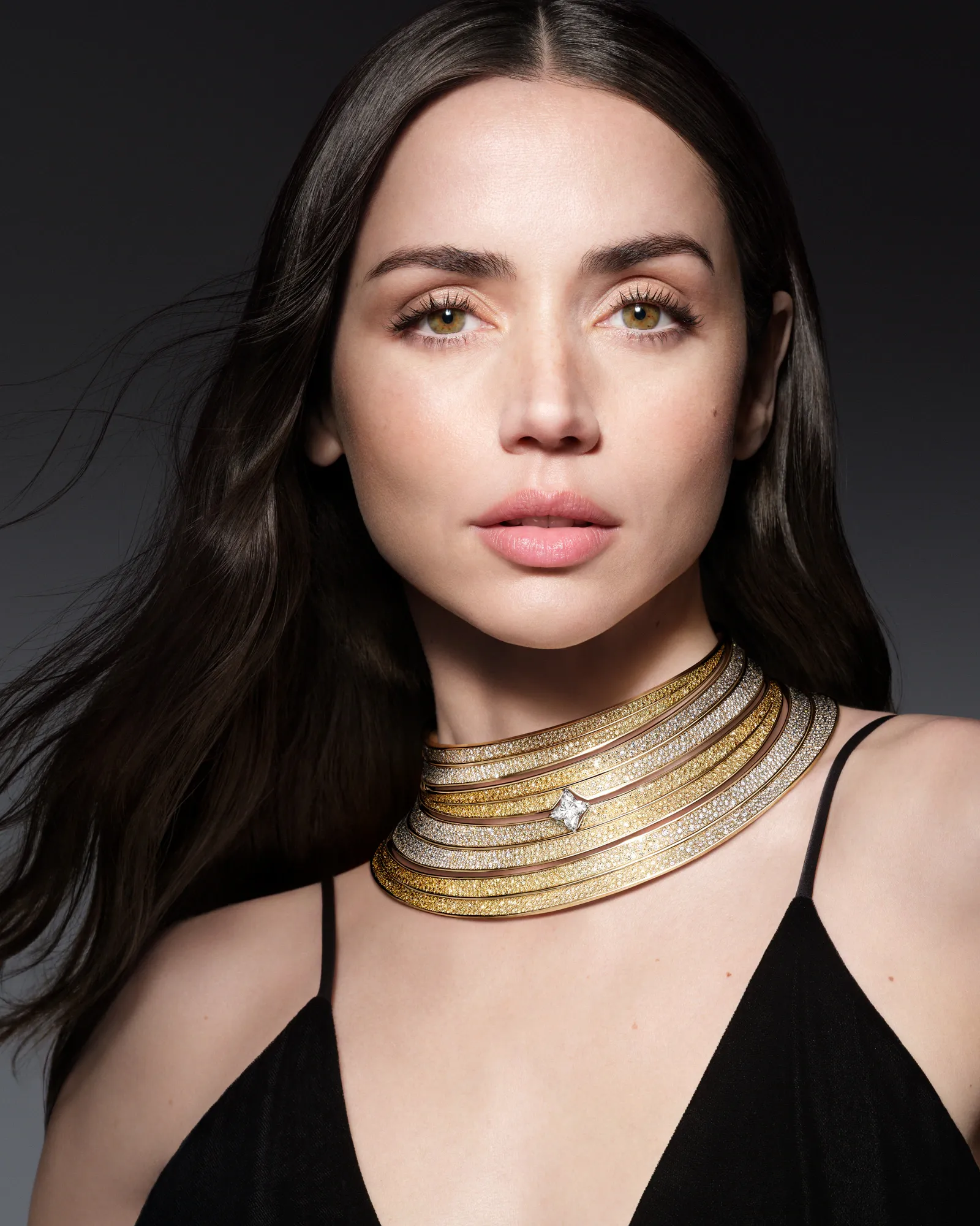 Louis Vuitton Mythica koleksiyonunun marka elçisi Ana de Armas, zarif bir siyah üstle, ortasında Louis Vuitton'un ikonik Monogram Star kesim pırlantasının yer aldığı, binlerce turuncu ve sarı fancy pırlantayla bezenmiş, altın tonlu çok katmanlı gösterişli yüksek mücevher gerdanlığı gururla taşıyor.
