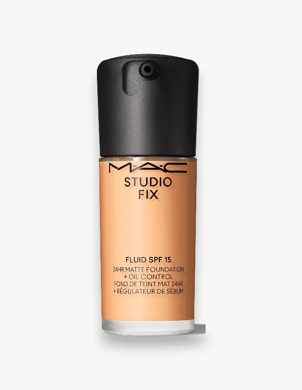 Marka Adı: MAC Cosmetics
Ürün Adı: MAC Cosmetics Studio Fix Fluid SPF 15
Ürün Cinsiyeti: Belirtilmemiş
Ürün Tipi: Fondöten
Ürün Sezonsallığı: Belirtilmemiş
Ürün Çeşidi: Mat Fondöten, Sıvı Fondöten
Ürün Özellikleri: Bu MAC Cosmetics Studio Fix Fluid SPF 15 fondöten, ciltte 24 saate kadar mat bir bitiş ve üstün yağ kontrolü sağlayan sıvı formda bir makyaj ürünüdür. Cildi parlama yapmadan stabil tutarken, SPF 15 güneş korumasıyla cildi güneşe karşı korumaya yardımcı olur. Yüksek kalıcılığı sayesinde sıcak hava ve yoğun günlerde dahi makyajın bozulmadan kalmasını destekler. Pratik kullanım sunan pompalı cam şişede sunulmaktadır.
Öne Çıkan Detaylar:
- 24 saate kadar mat bitiş ve uzun süreli kalıcılık
- Ciltte yüksek yağ kontrolü sağlar ve parlama görünümünü azaltır
- SPF 15 ile cilde güneş koruması sunar
- Sıcak ve yoğun günlerde dahi makyajın stabilitesini korur
Kimler Kullanıyor?: Uzun süre kalıcı, mat bitişli bir fondöten arayan ve gün boyu makyajının tazeliğini korumasını isteyen kişiler için uygundur. Özellikle yağlı ve karma cilde sahip olup parlama sorununu kontrol altına almayı hedefleyen, aynı zamanda güneş koruması da arayan kullanıcılar bu ürünü tercih edebilir. Yoğun tempolu veya sıcak iklimlerde yaşayan ve makyajının akmasını istemeyenler için ideal bir seçenektir.