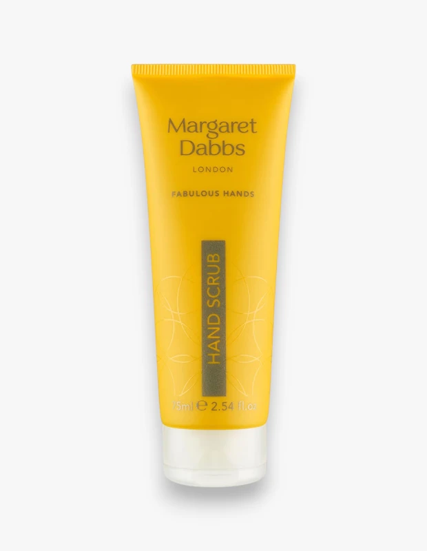 Parlak sarı renkteki Margaret Dabbs London Fabulous Hands serisi el peelingi tüpü, üzerinde dikey olarak Hand Scrub yazan koyu renk bir şerit ve 75 ml ibaresiyle, eller için özel tasarlanmış etkili bir cilt bakım ürünü olarak beyaz zeminde sergileniyor.