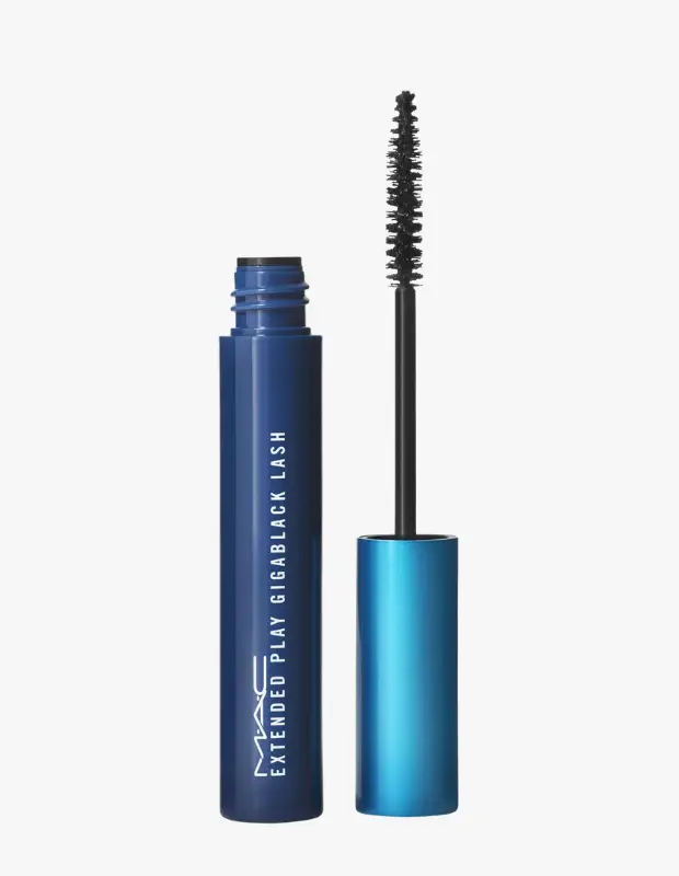 Marka Adı: MAC
Ürün Adı: MAC Extended Play Gigablack Lash Maskara
Ürün Cinsiyeti: Unisex
Ürün Tipi: Maskara
Ürün Sezonsallığı: Belirtilmemiş
Ürün Çeşidi: Hacim Veren, Suya Dayanıklı Siyah Maskara
Ürün Özellikleri: Bu maskara, kirpiklere yoğun Gigablack siyah rengiyle derinlik katan, uzun süre kalıcı bir formüle sahiptir. Koyu mavi renkteki şık silindirik tüpü ve hafif metalik, daha açık mavi tonlardaki fırça sapı modern bir görünüm sunar. Ürünün ince, sık ve taraklı yapıdaki fırçası, her bir kirpiği kökten uca kavrayarak topaklanma yapmadan belirgin hacim ve uzatma etkisi sağlar. Hassas gözler için uygun olduğu bilinen bu formül, suya dayanıklı özelliğiyle de öne çıkar.
Öne Çıkan Detaylar:
- Hassas gözler için özel olarak geliştirilmiş oftalmolojik onaylı formül.
- Yoğun Gigablack siyah rengiyle kirpiklere belirgin ve derin bir görünüm kazandırır.
- Extended Play özelliği ile uzun süre kalıcılık ve suya dayanıklılık sağlar.
Kimler Kullanıyor?: Bu maskara, gözleri hassas olan veya lens kullanan ancak makyajından vazgeçemeyen kişiler için idealdir. Kirpiklerine yoğun siyah bir renk ve belirgin bir hacim katmak isteyen, aynı zamanda gün boyu dağılmayan, suya dayanıklı ve hafif bir formül arayan herkesin makyaj çantasında yerini alabilir.