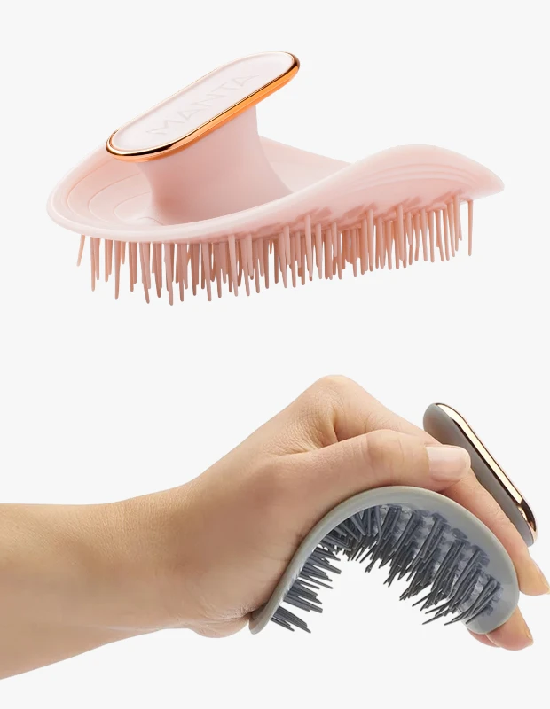 Marka Adı: MANTA
Ürün Adı: MANTA Unisex Sağlıklı Saç ve Saç Derisi Fırçası
Ürün Cinsiyeti: Unisex
Ürün Tipi: Saç Fırçası
Ürün Sezonsallığı: Tüm Sezonlar
Ürün Çeşidi: Kırılma Karşıtı ve Saç Derisi Fırçası
Ürün Özellikleri: MANTA Sağlıklı Saç ve Saç Derisi Fırçası, patentli Flexguard teknolojisiyle geliştirilmiş, esnek ve ergonomik bir tasarıma sahiptir. Özellikle ıslak, hassas veya kimyasal işlem görmüş saçlarda saç tellerine uygulanan gerilimi minimuma indirerek kırılmayı azaltmaya yardımcı olur. Esnek yapısı sayesinde saçın ve saç derisinin doğal formuna kolayca uyum sağlar, düğümleri nazikçe ve etkili bir şekilde açar. Aynı zamanda saç derisine rahatlatıcı bir masaj etkisi sunarak kan dolaşımını destekler. Şık pembe ve gri renk seçeneklerinde, rose gold vurgularla tasarlanan bu fırça, günlük saç tarama rutinini saç sağlığını destekleyen lüks bir bakım deneyimine dönüştürür.
Öne Çıkan Detaylar:
- Patentli Flexguard teknolojisi ile saç tellerine uygulanan gerilimi minimuma indirir.
- Esnek yapısı sayesinde saç ve saç derisinin formuna uyum sağlayarak düğümleri kolayca açar.
- Özellikle ıslak ve hassas saçlarda kırılmayı azaltmaya yardımcı olarak saç derisine nazik bir masaj sunar.
Kimler Kullanıyor?: Saç sağlığına önem veren, özellikle ıslak, hassas, işlem görmüş veya kırılmaya yatkın saçlara sahip olup nazik bir tarama deneyimi arayan herkes bu fırçayı tercih edebilir. Saç derisine masaj etkisiyle rahatlamak isteyenler ve günlük saç bakım rutinini daha lüks ve etkili bir deneyime dönüştürmeyi hedefleyenler için idealdir.