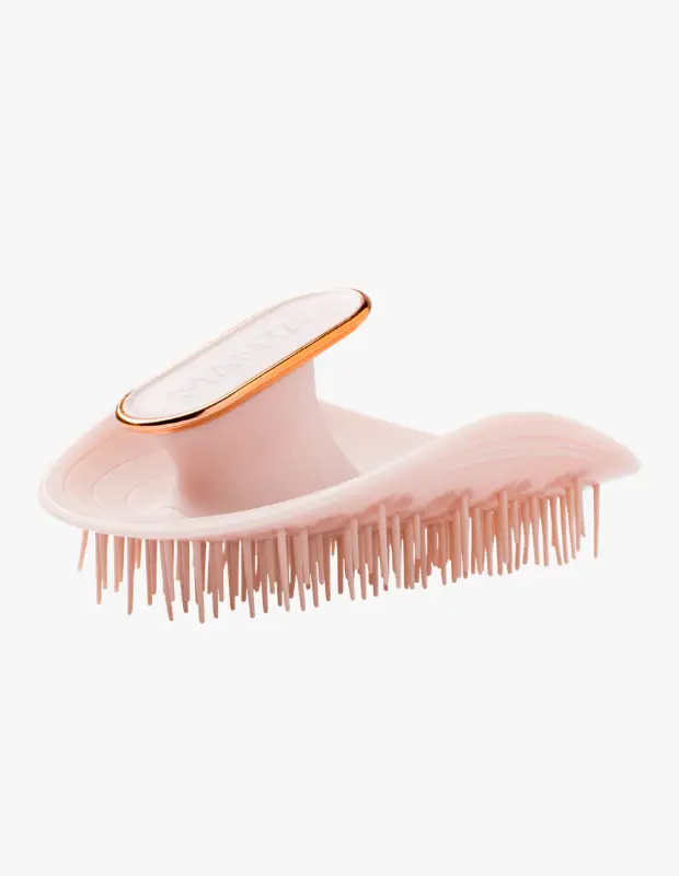 Marka Adı: Manta Original
Ürün Adı: Manta Original Hassas Saç Derisi İçin Fırça
Ürün Cinsiyeti: Unisex
Ürün Tipi: Saç Fırçası / Saç Derisi Fırçası
Ürün Sezonsallığı: Her mevsim
Ürün Çeşidi: Saç derisi masaj ve bakım fırçası
Ürün Özellikleri: Esnek ve yumuşak dişlere sahip bu ergonomik saç fırçası, saç derisini nazikçe masaj yapmak ve saçları kırmadan açmak üzere özel olarak tasarlanmıştır. Açık pembe renkteki dalgalı gövdesi ve üst kısmındaki beyaz zemine işlenmiş, rose gold çerçeveli Manta logosuyla şık ve modern bir görünüme sahiptir. Silikon benzeri esnek malzemeden üretilen dişleri, saç derisi hassasiyetine özen gösterirken dolaşıkları nazikçe çözmeye yardımcı olur. Özel tasarımı sayesinde elde rahat bir tutuş sunar ve saç bakımı rutinlerine konfor katar.
Öne Çıkan Detaylar:
- Hassas saç derisine uygun, esnek ve yumuşak fırça dişleri
- Ergonomik ve dalgalı tasarım ile konforlu kullanım
- Saçları kırmadan nazikçe açma ve saç derisine masaj yapma özelliği
Kimler Kullanıyor?: Saç derisi sağlığına öncelik veren, saçlarını nazikçe taramak ve dolaşıklıklarını açmak isteyen herkes bu fırçayı tercih edebilir. Özellikle hassas saç derisine sahip olanlar, saç derisine bakım yapmayı sevenler ve şık, işlevsel saç bakım aksesuarlarını günlük rutinlerine dahil edenler için idealdir.