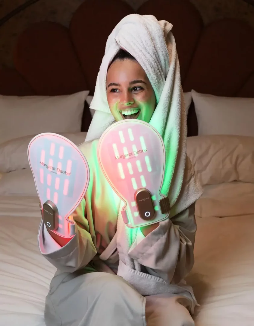 Marka Adı: Margaret Dabbs London
Ürün Adı: Margaret Dabbs London Unisex LED El Maskesi
Ürün Cinsiyeti: Unisex
Ürün Tipi: LED El Maskesi
Ürün Sezonsallığı: Belirtilmemiş
Ürün Çeşidi: Cilt Bakım Cihazı
Ürün Özellikleri: Eller için özel olarak tasarlanmış, esnek silikon yapılı bir LED terapi sistemidir. Konforlu tasarımı sayesinde ellere nazikçe oturur. Kırmızı ışık dalga boyları ile ince çizgi ve kırışıklık görünümünü azaltmayı, yeşil ışık terapisi ile ise ciltteki pigmentasyonu dengeleyerek daha pürüzsüz ve genç bir görünüm sağlamayı hedefler. Ayrıca çatlamış veya hassaslaşmış ciltleri sakinleştirici özelliklere sahiptir.
Öne Çıkan Detaylar:
- Kırmızı ve yeşil LED ışık terapisi
- Ergonomik ve konforlu silikon eldiven tasarımı
- İnce çizgi, kırışıklık ve pigmentasyon görünümünü azaltmaya yardımcı olma
Kimler Kullanıyor?: Ellerinin genç ve pürüzsüz görünümünü korumak isteyen, cilt tonundaki eşitsizlikleri ve ince çizgi gibi yaşlanma belirtilerini hedefleyen kişiler için tasarlanmıştır. Ev konforunda profesyonel el bakımı deneyimi arayanlar, ellerindeki pigmentasyonu dengelemeyi ve genel cilt sağlığını desteklemeyi amaçlayanlar bu cihazı tercih edebilirler. Aynı zamanda hassas veya çatlamış ellerine nazik bir bakım sunarak rahatlama arayanlar için de idealdir.
