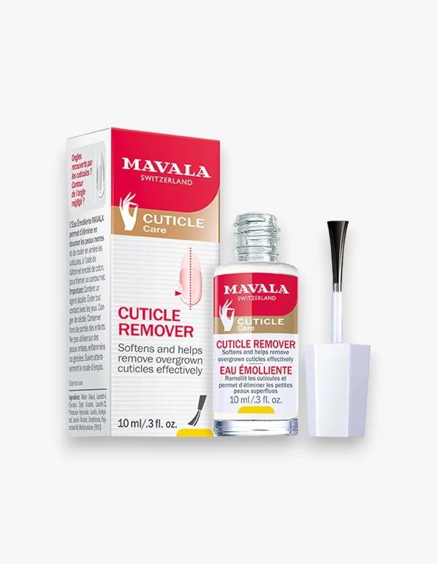 Beyaz bir arka plan üzerinde, tırnak eti bakımı için tasarlanmış Mavala Tırnak Eti Çıkarıcı setinin kırmızı-beyaz kutusu ve 10 ml hacmindeki şeffaf şişesi ile beyaz uygulama fırçası yan yana konumlanmış; kutu ve şişe etiketlerinde Cuticle Remover ifadesi ve tırnak etlerini etkili bir şekilde yumuşatır ve çıkarmaya yardımcı olur açıklaması belirgin şekilde yer alıyor.