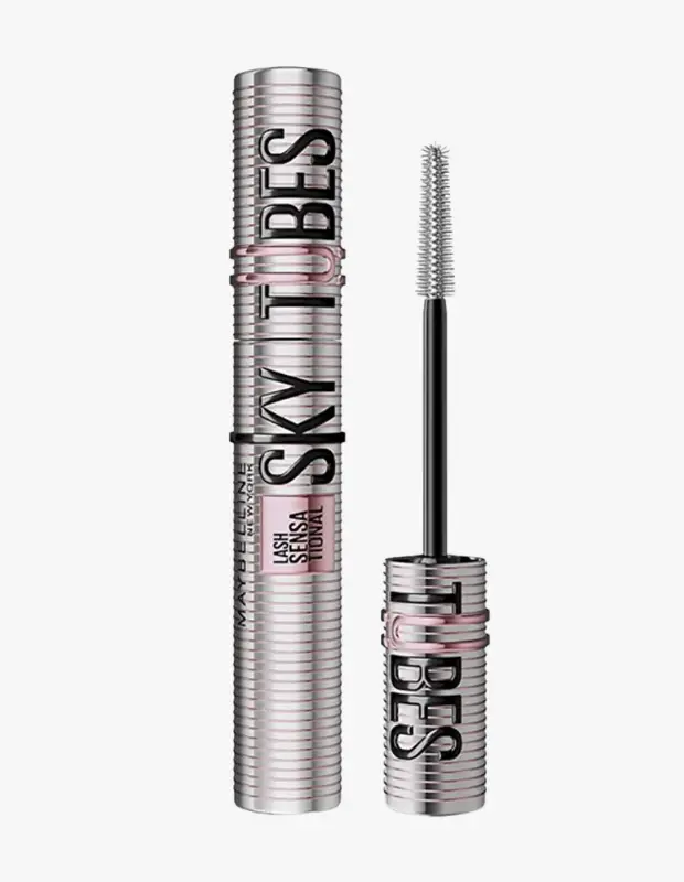Marka Adı: Maybelline New York
Ürün Adı: Maybelline New York Lash Sensational Sky Tubes Maskara
Ürün Cinsiyeti: Kadın
Ürün Tipi: Maskara
Ürün Sezonsallığı: Belirtilmemiş
Ürün Çeşidi: Tubing Maskara
Ürün Özellikleri: Şık, metalik gümüş rengi silindirik bir ambalaja sahip olan bu maskara, üzerinde dikey SKY TUBES yazısı ve pembe bir etikette MAYBELLINE NEW YORK LASH SENSATIONAL markalamasını taşır. Ürün, kirpikleri sadece boyamak yerine polimer bir kılıfla sararak uzatan ve belirginleştiren özel tubing teknolojisine sahiptir. Bu teknik özellik, maskaranın gün boyu akma veya bulaşma yapmasını engellerken, temizleme aşamasında da sadece ılık suyla nazikçe kirpiklerden kayıp gitmesini sağlar; böylece yağ bazlı temizleyicilere veya ovalama işlemine gerek kalmaz. Kirpik köklerini yormayan ve temizleme sırasında dökülme riskini minimize eden formülü ile kirpik sağlığını destekler. Hassas göz çevresinde kalıntı bırakmaz ve 'pandagöz' görüntüsünü engeller. Özel tasarlanmış esnek ve ince dişli fırçası, her bir kirpiği dipten uca kavrayarak maksimum uzunluk ve ayrım sunar.
Öne Çıkan Detaylar:
- Tubing teknolojisi sayesinde kirpikleri polimer bir kılıfla sararak uzatma ve belirginleştirme etkisi.
- Sadece ılık suyla ovalama gerektirmeden kolayca temizlenme ve gün boyu akma yapmama özelliği.
- Şık, metalik gümüş renkli oluklu ambalajı ve kirpikleri ayıran özel tasarlanmış esnek fırçası.
Kimler Kullanıyor?: Makyaj temizleme rutinini pratik ve nazik bir deneyime dönüştürmek isteyenler, kirpik sağlığını önemseyenler ve temizleme esnasında kirpik dökülmesini minimumda tutmak isteyenler bu maskarayı tercih edebilir. Gün içinde akma, bulaşma veya 'pandagöz' görünümü gibi sorunlarla karşılaşmak istemeyen, kirpiklerine hafif ama etkili bir uzunluk ve belirginlik katmak arzusunda olan herkes için ideal bir makyaj ürünüdür.