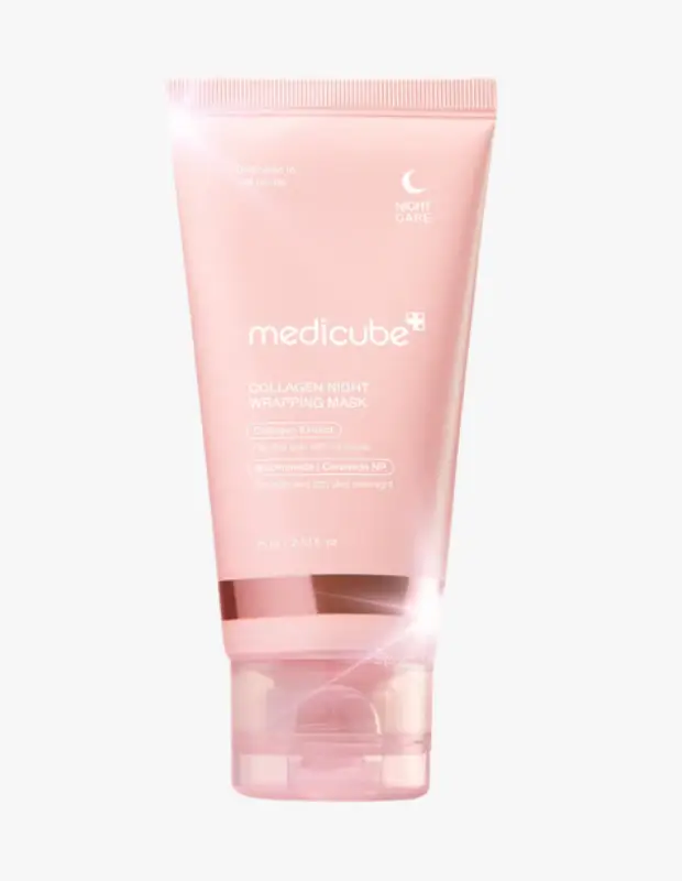 Marka Adı: Medicube
Ürün Adı: Medicube Collagen Night Wrapping Mask
Ürün Cinsiyeti: Unisex
Ürün Tipi: Gece Maskesi
Ürün Sezonsallığı: Belirtilmemiş
Ürün Çeşidi: Kolajen ve Nemlendirici Maske
Ürün Özellikleri: Medicube Collagen Night Wrapping Mask, hidrolize kolajen, niasinamid ve hyalüronik asit gibi güçlü aktif içeriklerle formüle edilmiş, cildi gece boyunca yoğun bir şekilde nemlendirmeye ve dolgun bir görünüm kazandırmaya odaklanan özel bir gece maskesidir. Cildin bariyerini destekleyen ve aktif bileşenleri cilde hapseden özel sarma (wrapping) teknolojisi sayesinde, sabaha kadar ciltte pürüzsüz, sıkı ve yenilenmiş bir his bırakır. 75 ml'lik pratik tüp ambalajıyla kolay ve hijyenik bir kullanım sunar.
Öne Çıkan Detaylar:
- Cildi gece boyunca yoğun bir katman gibi sararak nemi cilde hapseden özel wrapping teknolojisi
- Hidrolize kolajen, niasinamid ve hyalüronik asit ile zenginleştirilmiş, dolgunlaştırıcı ve nemlendirici formül
- Cilt bariyerini destekleyerek daha sıkı ve canlı bir görünüm sağlamaya yardımcı olur
Kimler Kullanıyor?: Cildine gece boyunca yoğun nem ve yenilenme sağlamak, elastikiyet kaybı yaşayan bölgelerde daha dolgun bir görünüm elde etmek isteyen herkes için uygundur. Özellikle cilt bariyerini güçlendirme, ince çizgilerin görünümünü azaltma ve sabaha daha canlı bir ciltle uyanma hedefi olanlar bu maskeyi bakım rutinlerine dahil edebilirler.
