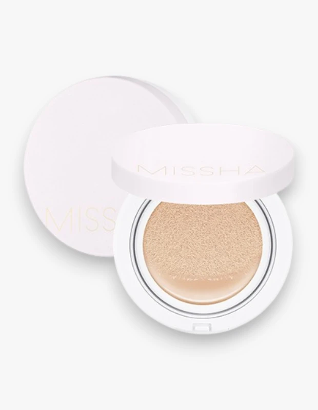 Marka Adı: Missha
Ürün Adı: Missha Kadın Magic Cushion Cover Lasting
Ürün Cinsiyeti: Kadın
Ürün Tipi: Cushion Fondöten
Ürün Sezonsallığı: Belirtilmemiş
Ürün Çeşidi: Belirtilmemiş
Ürün Özellikleri: Bu Missha cushion fondöten, zarif beyaz ve yuvarlak bir kompakt ambalajda sunulur. Ürün, cilde yarı mat bir bitiş sağlarken, dengeli kapatıcılığı sayesinde kusurları doğal bir şekilde örter ve ciltte ağırlık hissi yaratmaz. Klasik cushion formüllerine göre daha uzun süre dayanıklı yapısıyla gün boyu kalıcılık sunar.
Öne Çıkan Detaylar:
- Yarı mat bitiş
- Dengeli kapatıcılık
- Uzun süre kalıcı formül
Kimler Kullanıyor?: Günlük makyajında doğal bir görünüm arayan, cildindeki ton eşitsizliklerini gidermek isteyen ve pratik uygulama kolaylığını tercih eden kişiler için uygundur. Kore güzellik trendlerini benimseyen, taze ve taptaze bir bitiş isteyen herkes bu ürünü rahatlıkla kullanabilir.