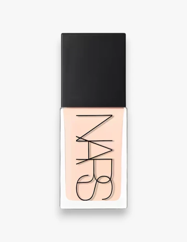Marka Adı: NARS
Ürün Adı: NARS Unisex Light Reflecting Fondöten
Ürün Cinsiyeti: Unisex
Ürün Tipi: Fondöten
Ürün Sezonsallığı: Tüm Sezonlar
Ürün Çeşidi: Işıltılı Bitişli, Cilt Bakım İçerikli Fondöten
Ürün Özellikleri: Bu NARS Light Reflecting Foundation, şık siyah kapaklı, şeffaf cam şişede sunulan açık ten rengi, sıvı formda bir fondötendir. Işık yansıtıcı kompleks ve cilde faydalı cilt bakım içerikleriyle zenginleştirilmiş özel bir formüle sahiptir. Özellikle karma cilt tipleri düşünülerek tasarlanmış olup, T bölgesindeki parlaklığı dengelemeye yardımcı olurken, yanak bölgelerine doğal ve sağlıklı bir ışıltı kazandırır. Hafif yapısıyla ciltte ağırlık yapmaz ve gün boyu konforlu bir kullanım sunar.
Öne Çıkan Detaylar:
- Işık yansıtıcı kompleks ile ciltte doğal bir parlaklık sağlar.
- Cilt bakım içerikleriyle cildi destekler ve besler.
- Karma ciltlerde T bölgesini dengeleyici, yanakları ışıltılı gösteren özel formül.
- Hafif yapısı sayesinde ciltte ağırlık hissi yaratmaz.
Kimler Kullanıyor?: Makyajında doğal, sağlıklı ve ışıltılı bir bitiş arayanlar, cildindeki T bölgesi ile yanak bölgelerinin farklı ihtiyaçlarını tek bir ürünle dengelemek isteyenler bu fondöteni tercih edebilir. Fondötenlerinin cilt bakım faydaları sunmasını önemseyen ve gün boyu konforlu bir his tercih eden, ciltte ağırlık yapmayan, ancak doğal bir kapatıcılık ve parlama kontrolü sağlayan ürünleri arayan kişiler için idealdir.