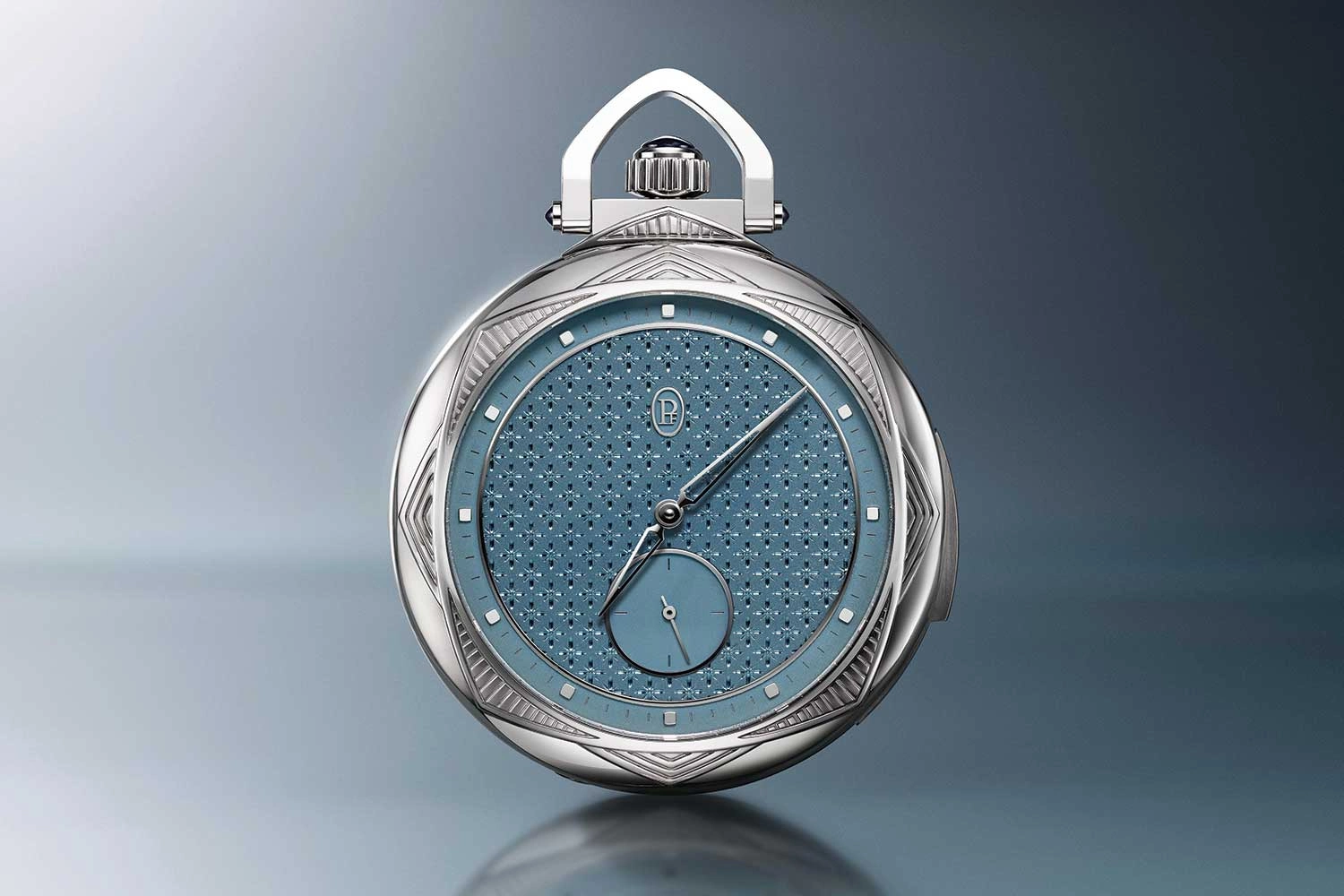 Parmigiani Fleurier La Ravenale cep saati, karmaşık geometrik desenlerle işlenmiş parlak gümüş renkli kasası, girift yıldız benzeri mikro desenlerle süslenmiş açık mavi kadranı, 6 konumunda zarif bir saniye alt kadranı ve ayar tepesindeki mavi cabochon taşıyla lüks ve zarafeti yansıtıyor.