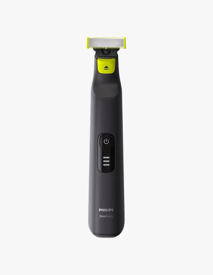 Koyu gri gövdesi, parlak neon sarısı bıçak çerçevesi ve altındaki düğmesi, güç tuşu ve pil seviyesi göstergeleriyle erkek bakımı için tasarlanmış Philips OneBlade tıraş makinesi beyaz zeminde sergilenmektedir.