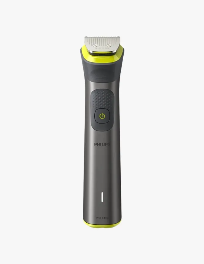 Koyu gri gövdeli, neon sarısı detaylara sahip, Philips logosu ve Wet & Dry yazısı bulunan, modern tasarımlı bu Philips Series 7000 erkek bakımı tıraş makinesi, temiz beyaz bir zeminde duruyor ve çok yönlü tıraş deneyimi vaat ediyor.