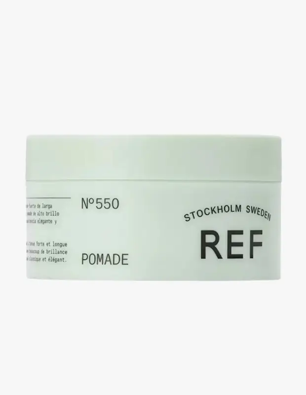 Düz beyaz bir arka plan üzerinde konumlanmış, REF markasının N°550 Pomade adlı ürününü içeren açık mint yeşili dikdörtgen bir kutu; üzerinde Stockholm İsveç yazısı ve güçlü tutuş, yüksek parlaklık ile klasik ve zarif bir saç stili vadeden Fransızca metinler görünüyor.