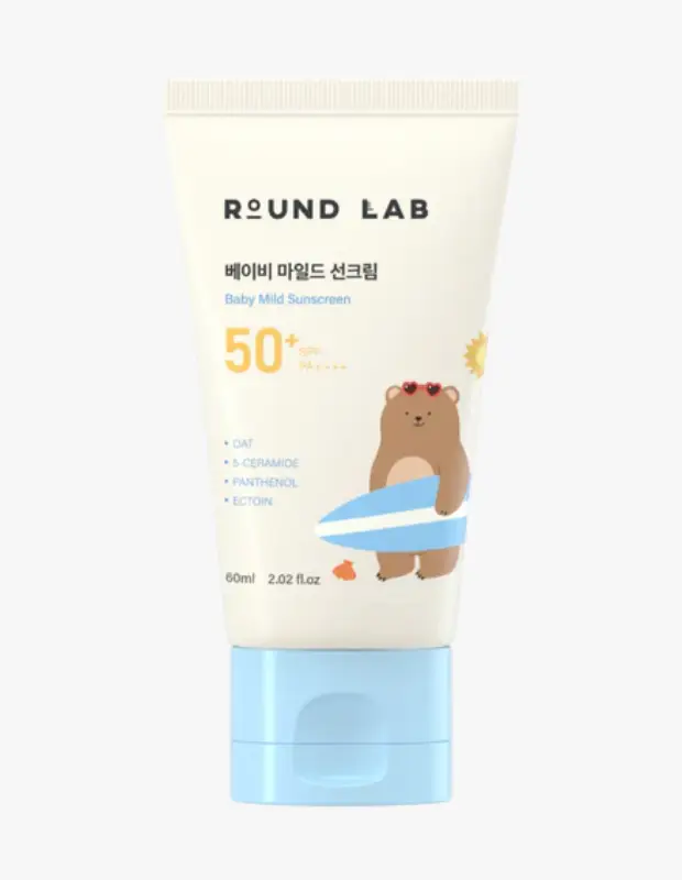 Marka Adı: Round Lab
Ürün Adı: Round Lab Baby Mild Sunscreen SPF50+
Ürün Cinsiyeti: Çocuk
Ürün Tipi: Güneş Kremi
Ürün Sezonsallığı: Tüm Sezonlar
Ürün Çeşidi: Belirtilmemiş
Ürün Özellikleri: Round Lab Baby Mild Sunscreen SPF50+, bebekler ve hassas ciltler için özel olarak geliştirilmiş yüksek faktörlü bir güneş kremidir. SPF50+ ve PA++++ korumasıyla güneşin UVA/UVB ışınlarına karşı güçlü bir kalkan oluşturur. İçeriğinde bulunan yulaf, 5 çeşit seramid, pantenol ve ektoin gibi yatıştırıcı ve bariyer güçlendirici bileşenler sayesinde cildi nemlendirir, rahatlatır ve korur. 60 ml'lik pratik ambalajıyla kolayca uygulanabilir, cilde nazik bir bakım sunar.
Öne Çıkan Detaylar:
- Yüksek düzeyde güneş koruması (SPF50+ PA++++).
- Bebekler ve hassas ciltler için özel olarak formüle edilmiş, nazik yapı.
- Cilt bariyerini destekleyen ve nemlendiren yulaf, seramid, pantenol, ektoin içerikleri.
Kimler Kullanıyor?: Bu ürün, bebeklerin ve küçük çocukların narin cildini güneşin zararlı etkilerinden korumak isteyen ebeveynler için idealdir. Ayrıca, cildine karşı nazik ürünler tercih eden ve hassasiyete yatkın cilde sahip yetişkinler de yüksek koruma ve bariyer destekleyici özelliklerinden faydalanabilir. Önleyici cilt bakımına erken yaşta başlamak isteyen herkesin günlük rutinine uygun, güvenilir bir seçenektir.