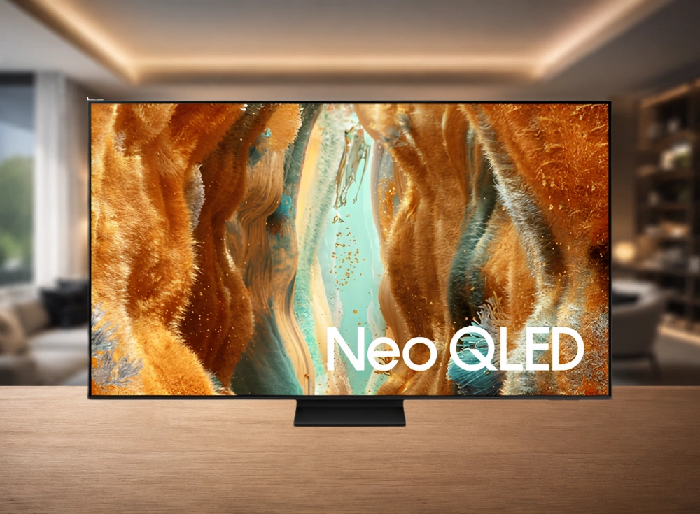 Modern bir oturma odasında ahşap bir yüzey üzerinde zarifçe konumlanmış, ince çerçeveli 55 inçlik bir Samsung akıllı televizyonun ekranında, turuncu ve turkuazın dinamik tonlarında soyut dokulu bir sanat eseri ile belirgin Neo QLED logosu dikkat çekiyor.