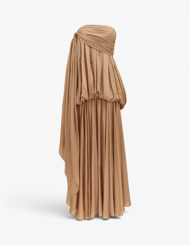 Marka Adı: Zimmermann
Ürün Adı: Zimmermann Alchemy Billow Bej Maksi Abiye Elbise
Ürün Cinsiyeti: Kadın
Ürün Tipi: Abiye Elbise
Ürün Sezonsallığı: İlkbahar/Yaz
Ürün Çeşidi: Maksi Boy Elbise
Ürün Özellikleri: İpeksi dokulu, akışkan bej saten kumaştan üretilen Zimmermann Alchemy Billow Maksi Abiye Elbise, straplez kesimi ve göğüs kısmındaki zarif drape ve düğüm detayıyla öne çıkar. Bel hattında yer alan büzgü ve hacimli tasarım, elbisenin genelinde modern ve akışkan bir siluet yaratır. Yandan dökümlü uzun bir panelin eşlik ettiği maksi boy etek, hareketli ve sofistike bir görünüm sunarken, kaliteli kumaş yapısı sayesinde özel davetlerde ve balolarda zamansız bir şıklık vadediyor.
Öne Çıkan Detaylar:
- Göğüs kısmında zarif drape ve düğüm detayıyla dikkat çeken straplez kesim
- Volümlü ve büzgülü bel hattıyla akışkan ve modern siluet
- Yandan aşağı doğru uzanan şık kumaş dökümü
Kimler Kullanıyor?: Mezuniyet törenleri, özel davetler ve şık balo gecelerinde zarafetiyle dikkat çekmek isteyen, modern ve zamansız bir stil arayışında olan kadınlar için idealdir. Akışkan siluetleri ve kaliteli kumaşları tercih eden, duruşuyla sofistike bir izlenim bırakmayı seven herkes bu parçanın sunduğu konfor ve şıklığı takdir edecektir.