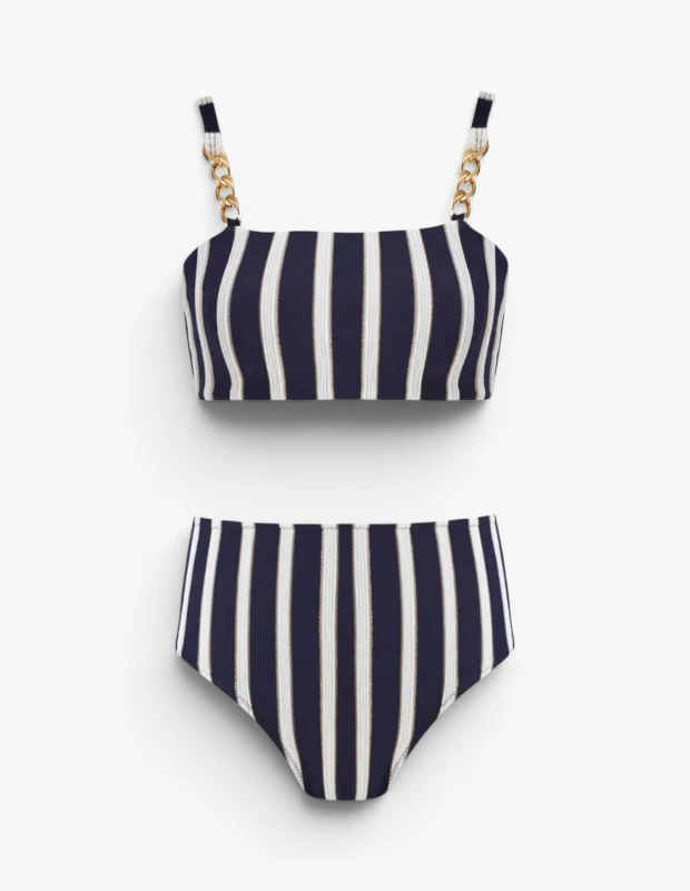 Marka Adı: Lovekini
Ürün Adı: Lovekini Kadın Maria Çizgili Bikini
Ürün Cinsiyeti: Kadın
Ürün Tipi: Bikini
Ürün Sezonsallığı: Yaz
Ürün Çeşidi: Çizgili İki Parça Bikini
Ürün Özellikleri: Bu Lovekini bikini takımı, lacivert ve beyazın zamansız uyumunu dikey çizgili deseniyle modern bir plaj stiline taşıyor. Bant formundaki üst kısım, altın renkli, zincir detaylı kalın askılarla şık bir dokunuş kazanırken, rahat ve destekleyici bir kullanım sunar. Yüksek bel kesimli bikini altı, vücuda zarif bir görünüm kazandırarak retro şıklığı vurgular. Esnek ve hızlı kuruyan kumaşıyla hem konfor hem de stil vaat eden bu tasarım, plajda ve havuz kenarında dikkat çekici bir estetik sunar.
Öne Çıkan Detaylar:
- Lacivert ve beyaz dikey çizgili desen
- Altın renkli zincir detaylı omuz askıları
- Yüksek bel kesimli bikini altı ve bant formunda bikini üstü
Kimler Kullanıyor?: Klasik denizci şıklığını modern ve lüks detaylarla birleştirmeyi seven, plaj stilinde zamansız parçalara öncelik veren kişiler bu bikinide aradıkları estetiği bulacaklar. Tatil gardırobunda retro esintiler taşıyan, sofistike ve elegan bir duruş sergilemek isteyenler için ideal olan bu tasarım, hem rahatlığı hem de göz alıcı detayları bir arada sunar. Kendine güvenen ve stil sahibi görünümlerden vazgeçmeyen herkes bu parçayla plaj modasına yön verebilir.