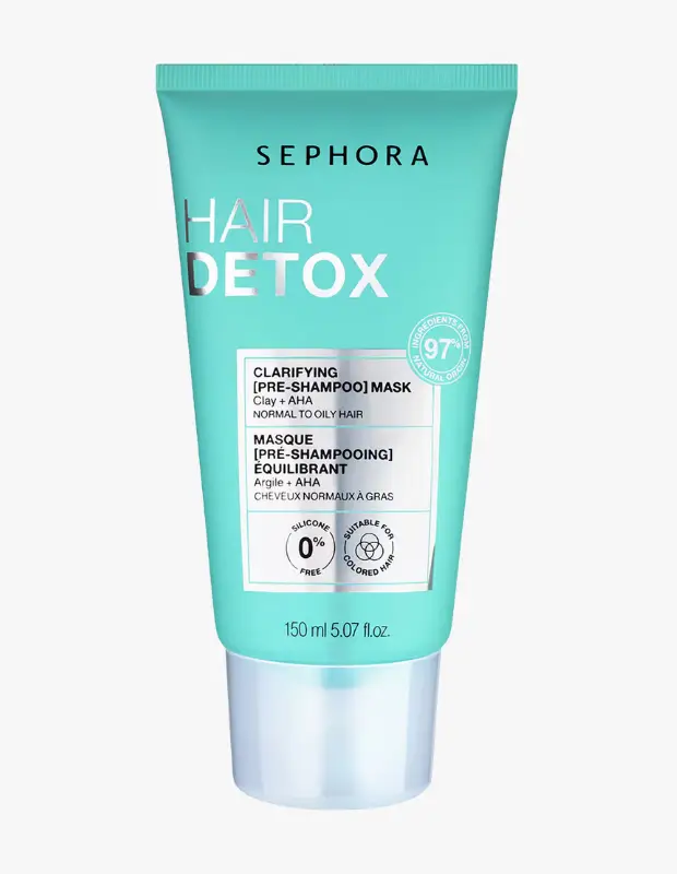 Marka Adı: Sephora Collection
Ürün Adı: Sephora Collection Detoks Etkili Dengeleyici Şampuan Öncesi Maske
Ürün Cinsiyeti: Unisex
Ürün Tipi: Şampuan Öncesi Saç Maskesi
Ürün Sezonsallığı: Belirtilmemiş
Ürün Çeşidi: Detoks Etkili, Dengeleyici
Ürün Özellikleri: Normal ve yağlı saç tipleri için özel olarak geliştirilmiş bu şampuan öncesi maske, kil ve AHA (Alfa Hidroksi Asitler) içeren formülüyle saç derisini nazikçe arındırır ve dengeler. %97 doğal kaynaklı içeriklerle zenginleştirilmiş olup, silikon içermeyen yapısıyla saç derisinde birikintiye neden olmaz. Boyalı saçlar için de uygun olan bu ürün, 150 ml'lik pratik bir tüp ambalajda sunulmaktadır ve saç derisine detoks etkisi sunarak daha temiz ve ferah bir his bırakır.

Öne Çıkan Detaylar:
- Kil ve AHA içeren formülü sayesinde saç derisinde derinlemesine arındırıcı ve dengeleyici etki sunar.
- %97 doğal kaynaklı içeriklere sahip olup, silikon içermez.
- Şampuan öncesi uygulanan peeling etkili yapısıyla ölü deri ve ürün kalıntılarını temizler.

Kimler Kullanıyor?: Saç derisinde aşırı yağlanma, ürün kalıntısı birikimi veya ağırlık hissi yaşayanlar için ideal bir üründür. Sık sık şekillendirici veya kuru şampuan kullananlar ile saç derisini derinlemesine temizleyip ferahlatmak isteyen herkes bu maskeyi rutinine dahil edebilir. Normalden yağlıya dönük saç tipine sahip olanlar ve saç derisi dengesizlikleriyle mücadele edenler için özellikle etkilidir.