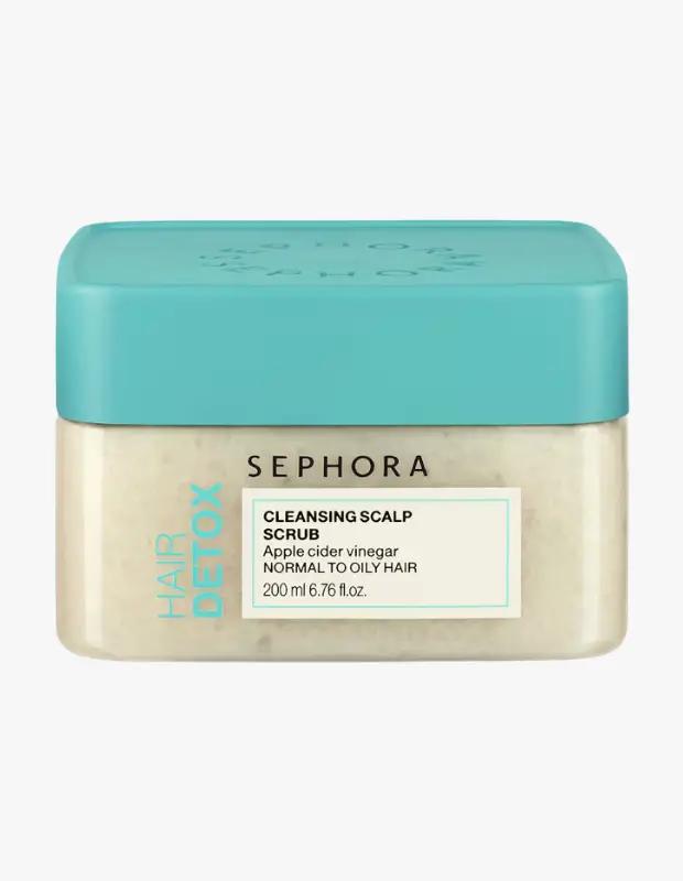 Marka Adı: Sephora Collection
Ürün Adı: Sephora Collection Saç Detoksu Elma Sirkeli Peeling Etkili Saç Derisi Scrubı
Ürün Cinsiyeti: Belirtilmemiş
Ürün Tipi: Saç Derisi Peelingi
Ürün Sezonsallığı: Belirtilmemiş
Ürün Çeşidi: Detoks Etkili, Arındırıcı
Ürün Özellikleri: Sephora Collection tarafından geliştirilen bu arındırıcı saç derisi scrubı, normalden yağlıya dönük saç tipleri için özel olarak tasarlanmıştır. Elma sirkesi içeren formülü sayesinde saç derisindeki ölü deriyi, fazla sebumu ve ürün kalıntılarını derinlemesine temizleyerek detoks etkisi sunar. Saç derisini arındırırken aynı zamanda dengelemeye yardımcı olan bu ürün, 200 ml hacmindedir ve saç derisine ferahlamış bir his kazandırmayı hedefler.
Öne Çıkan Detaylar:
- Saç derisini derinlemesine temizleyen ve peeling etkisi sunan formül.
- İçeriğindeki elma sirkesi ile saç derisi dengesini destekler ve arındırıcı etki sağlar.
- Normalden yağlıya dönük saç tipleri için özel olarak geliştirilmiştir.
- Saç derisindeki birikintileri, fazla sebumu ve ürün kalıntılarını gidermeye yardımcı olur.
Kimler Kullanıyor?: Saç derisinde yağlanma, kaşıntı, birikim veya ağırlaşma hisseden, saç bakım ürünlerinin eskisi kadar etkili olmadığını düşünen ve saç derisine derinlemesine arındırıcı bir detoks uygulamak isteyen kişiler için idealdir. Özellikle normalden yağlıya dönük saç derisine sahip olanlar, saç diplerini ferahlatmak, saçlarını temizlemek ve onlara doğal parlaklığını geri kazandırmak isteyenler bu scrubı rutinlerine ekleyebilir.