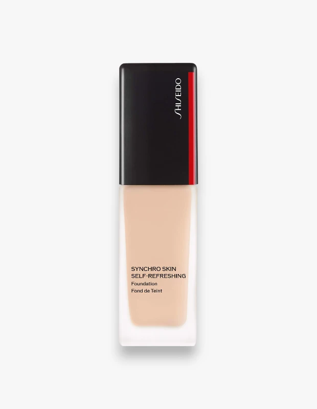 Marka Adı: Shiseido
Ürün Adı: Shiseido Synchro Skin Self-Refreshing Foundation
Ürün Cinsiyeti: Belirtilmemiş
Ürün Tipi: Fondöten
Ürün Sezonsallığı: Dört Mevsim
Ürün Çeşidi: Mat Fondöten
Ürün Özellikleri: Şık ve modern bir tasarıma sahip cam şişede sunulan Shiseido Synchro Skin Self-Refreshing Foundation, cildin sebum, ter ve mimik hareketlerine adapte olan özel ActiveForce teknolojisiyle formüle edilmiş sıvı bir fondötendir. Ciltte ağırlık yapmadan, gün boyu taze ve pürüzsüz bir mat bitiş sağlayarak parlamayı kontrol altına alır ve makyajın akmasını veya bozulmasını engeller. Bu yenilikçi yapısı sayesinde doğal ve kusursuz bir cilt görünümü sunar.
Öne Çıkan Detaylar:
- ActiveForce teknolojisi ile cilde adapte olan kendini yenileyen formül
- Sebum, ter ve mimiklere karşı yüksek dayanıklılık ve bozulmama özelliği
- Gün boyu kalıcı, parlamayı kontrol eden yenilikçi mat bitiş
Kimler Kullanıyor?: Uzun süreli kalıcılık ve gün boyu taze bir görünüm arayanlar için tasarlanmıştır. Özellikle yoğun tempoda yaşayan, makyajının sebum, ter ve mimiklere rağmen bozulmamasını isteyen kişiler tarafından tercih edilir. Mat, pürüzsüz ve ağırlık yapmayan bir bitişe önem veren, cildinde doğal ama kusursuz bir kapatıcılık arayan her cilt tipine sahip bireyler için uygun bir üründür.