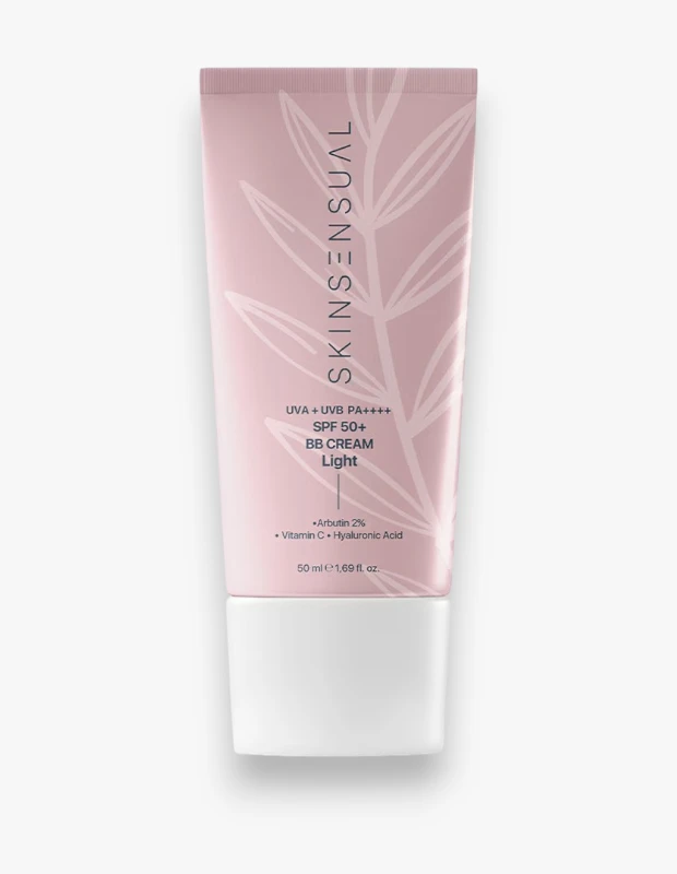 Marka Adı: SKINSENSUAL
Ürün Adı: SKINSENSUAL Unisex SPF 50+ BB Krem
Ürün Cinsiyeti: Unisex
Ürün Tipi: BB Krem, Renkli Güneş Kremi
Ürün Sezonsallığı: Yaz
Ürün Çeşidi: Light Ton, Leke Karşıtı, Karma ve Kuru Ciltler İçin
Ürün Özellikleri: Pembe-nude tonlarda, zarif yaprak desenli ambalajında sunulan bu SKINSENSUAL BB Krem, cilt tonunu eşitleyen ve kusurları kapatan renkli bir güneş kremidir. UVA + UVB PA++++ ve SPF 50+ geniş spektrumlu koruma sağlarken, özel formülü %2 Arbutin, C Vitamini ve Hyalüronik Asit ile leke karşıtı bakım yapar. Karma ve kuru cilt tipleri için geliştirilen formülü, cildi kurutmadan yoğun kapatıcılık sunar ve hafif dokusuyla doğal bir görünüm sağlar. 50 ml hacmindedir.
Öne Çıkan Detaylar:
- Geniş Spektrumlu SPF 50+ Güneş Koruması (UVA + UVB PA++++)
- Arbutin, C Vitamini ve Hyalüronik Asit ile Leke Karşıtı Bakım
- Karma ve Kuru Ciltler İçin Kurutmayan Yoğun Kapatıcılık
Kimler Kullanıyor?: Bu ürün, günlük cilt bakım rutinini güneş koruması ve hafif makyajla birleştirmek isteyen herkes için idealdir. Özellikle cilt tonunu eşitlemek, leke ve kızarıklık görünümünü azaltmak ve fondöten kullanmadan doğal, pürüzsüz bir görünüm elde etmek isteyen kişiler bu renkli BB kremi tercih edebilir. Karma ve kuru cilt tiplerine sahip olup, cildi kurutmayan, aynı zamanda yüksek kapatıcılık sunan bir ürün arayanlar için mükemmel bir seçenektir.