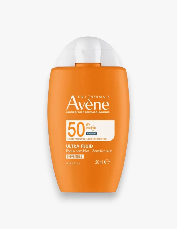 Marka Adı: Avène
Ürün Adı: Avène Unisex Ultra Fluide Invisible SPF50+ Hassas Ciltler İçin Güneş Koruyucu
Ürün Cinsiyeti: Unisex
Ürün Tipi: Güneş Koruyucu
Ürün Sezonsallığı: Yaz
Ürün Çeşidi: Akışkan, Görünmez Güneş Koruyucu

Ürün Özellikleri:
Bu Avène Ultra Fluide Invisible SPF50+ güneş koruyucu, su kadar hafif akışkan dokusuyla ciltte ağırlık ve beyaz iz bırakmadan UVB, UVA ve mavi ışığa karşı güçlü koruma sağlar. Hassas ciltler için özel olarak formüle edilmiş olup, makyaj bazı kadar pürüzsüz bir bitiş sunar. Patentli filtre sistemi ve fotostabil yapısı sayesinde UV kaynaklı oksidatif stresi minimize etmeye yardımcı olurken, ultra ince formu cilt yüzeyinde homojen bir film oluşturarak yüksek korumayı görünmez bir konforla buluşturur. 50 ml hacmiyle pratik kullanım sunar ve Fransa'da üretilmiştir.

Öne Çıkan Detaylar:
- SPF50 faktör ile UVB, UVA ve mavi ışığa karşı geniş spektrumlu yüksek koruma.
- Su kadar hafif ve akışkan dokusu sayesinde ciltte ağırlık yapmaz ve beyaz iz bırakmaz.
- Makyaj altına uygun, pürüzsüz bir bitiş sunar ve hassas ciltler için özel olarak geliştirilmiştir.

Kimler Kullanıyor?:
Cildini güneşin zararlı etkilerinden SPF50 faktörle korumak isteyen, özellikle hassas bir cilt yapısına sahip olan veya ciltte beyaz iz bırakmayan, hafif dokulu bir ürün arayan herkes için idealdir. Günlük makyaj rutinlerine kolayca entegre edebilecekleri pürüzsüz bir bitiş arayışında olanlar ve tüm aile bireylerinin güvenle kullanabileceği, plajda veya şehir yaşamında yüksek güneş korumasını konforla birleştirmek isteyen kişiler bu ürünü tercih edebilir.