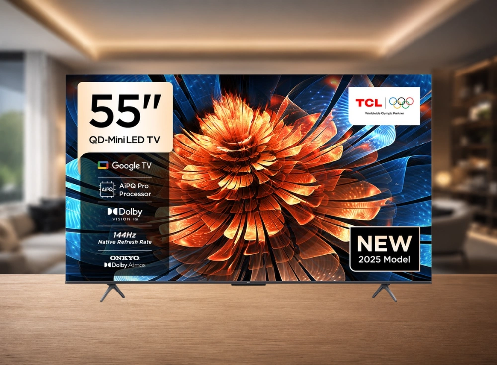Modern bir salonda ahşap bir zemin üzerinde yer alan, ekranında canlı turuncu ve mavi soyut bir desenin gösterildiği, 55 inç 4K QD-Mini LED ekran boyutu, 144 Hz yenileme hızı ve Dolby Vision IQ gibi temel özelliklerini sergileyen, sağ alt köşesinde Yeni 2025 Model ibaresi bulunan TCL oyun televizyonu.