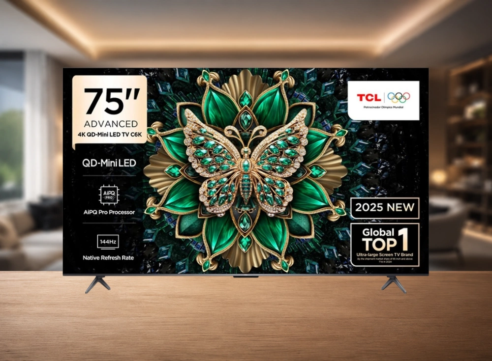 Modern bir odada ahşap bir zemin üzerinde duran, ekranında zümrüt kelebek ve marka bilgilerinin yer aldığı 75 inçlik QD-Mini LED TCL 75C6K akıllı TV, 4K çözünürlük ve 144 Hz yenileme hızı gibi özelliklerini belirten detaylarla sergileniyor.