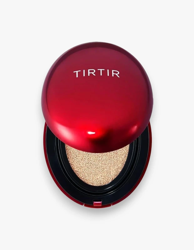 Marka Adı: TIRTIR
Ürün Adı: TIRTIR Mask Fit Red Cushion
Ürün Cinsiyeti: Unisex
Ürün Tipi: Cushion Fondöten
Ürün Sezonsallığı: Tüm Sezonlar
Ürün Çeşidi: Cilt Makyajı Ürünü
Ürün Özellikleri: Bu ürün, parlak metalik kırmızı renkte şık bir kompakt ambalajda sunulan bir cushion fondötendir. Kapağı açıldığında görünen sünger aplikatör, ürünün kolay ve hijyenik bir şekilde uygulanmasını sağlar. Yüksek kapatıcılığa sahip olmasına rağmen ciltte ağırlık yapmayan, ince bir yapıya sahiptir. Güçlü ve uzun süreli kalıcılığıyla gün boyu taze bir görünüm sunar. Geniş renk skalası sayesinde farklı cilt tonlarına uyum sağlayabilir ve K-beauty felsefesiyle cilde sağlıklı, nemli ve doğal bir bitiş hedefler.
Öne Çıkan Detaylar:
- Yüksek kapatıcılığa sahip olmasına rağmen ciltte ince ve doğal duran formül.
- Gün boyu güçlü kalıcılık ve dayanıklılık.
- Parlak metalik kırmızı renkte şık ve pratik kompakt ambalaj.
Kimler Kullanıyor?: Makyaj rutininde pratikliğe ve performansa önem veren, cildinde doğal ve sağlıklı bir görünüm arayan kişiler bu ürünü tercih edebilir. Yoğun kapatıcılığı tercih eden ancak aynı zamanda makyajının ciltte ağırlık yapmamasını isteyen ve gün içinde kolayca tazeleme imkanı sunan ürünleri kullananlar için idealdir. Özellikle K-beauty ürünlerine ilgi duyan ve cildinin nemli, canlı ve kusursuz görünmesini hedefleyen herkesin beğenisini kazanabilir.