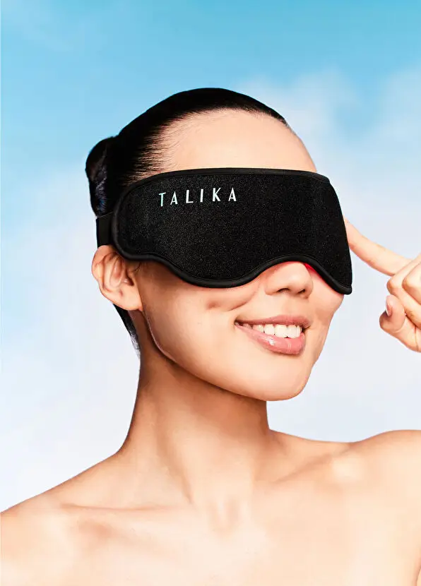 Marka Adı: Talika
Ürün Adı: Talika Unisex Genius Eyes LED Güzellik Maskesi
Ürün Cinsiyeti: Unisex
Ürün Tipi: Göz Çevresi LED Bakım Cihazı
Ürün Sezonsallığı: Belirtilmemiş
Ürün Çeşidi: Işık Terapili Göz Maskesi
Ürün Özellikleri: Talika Genius Eyes LED Güzellik Maskesi, göz çevresindeki yaşlanma belirtilerini hedef alan, kablosuz ve ergonomik bir cilt bakım cihazıdır. Kırmızı Işık (625 nm) ve Kızılötesi Işınların (830 nm) sinerjisinden güç alarak ince çizgi, kırışıklık, koyu halka ve şişkinlik görünümünü hafifletmeyi hedefler. Aynı zamanda kaş ve kirpik köklerini besleyerek gelişimlerini desteklemeye yardımcı olur. Siyah renkli, yumuşak dokulu bu maske, temiz cilde veya bakım ürünleri sonrasında kolayca uygulanabilir.
Öne Çıkan Detaylar:
- Kablosuz ve taşınabilir yapısıyla evde, seyahatte veya özel davetler öncesinde her yerde profesyonel bakım imkanı sunar.
- Kırmızı Işık (625 nm) ve Kızılötesi Işınlar (830 nm) ile göz çevresindeki yaşlanma belirtilerini hedefler.
- Kırışıklık, ince çizgi, koyu halka ve şişkinlik görünümünü hafifletirken, kaş ve kirpik gelişimini destekler.
Kimler Kullanıyor?: Göz çevresindeki yaşlanma belirtilerini hafifletmek, daha genç ve canlı bir bakışa sahip olmak isteyenler için idealdir. Kaş ve kirpiklerinin doğal gelişimini desteklemeyi arzu eden, yoğun yaşam temposunda dahi profesyonel göz bakımını rutinlerine dahil etmek isteyen bireyler bu kablosuz LED maskeyi tercih edebilir. Teknolojinin güzellik rutinlerine entegrasyonunu benimseyen herkes, bu cihazla ev konforunda veya seyahatlerinde kapsamlı bir göz bakım deneyimi yaşayabilir.