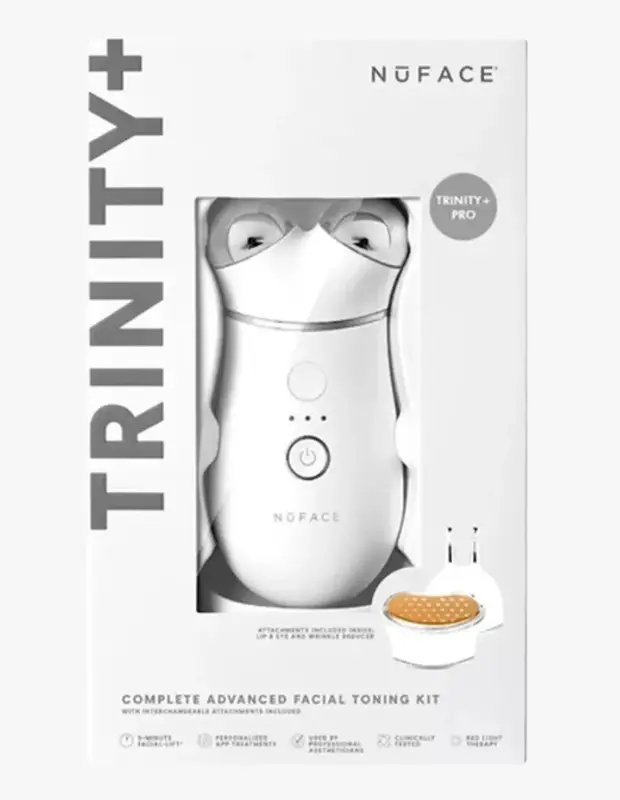 Marka Adı: NuFACE
Ürün Adı: NuFACE Trinity+ Unisex Yüz Sıkılaştırma Kiti
Ürün Cinsiyeti: Unisex
Ürün Sezonsallığı: Belirtilmemiş
Ürün Çeşidi: Mikro Akım ve Kırmızı Işık Teknolojili Yüz Bakım Kiti
Ürün Özellikleri: Beyaz ve ergonomik tasarımlı NuFACE Trinity+ Pro, evde profesyonel sonuçlar vadeden bir cilt sıkılaştırma ve gençleştirme kitidir. FDA onaylı 3-Depth Mikro Akım Teknolojisi ile cildin farklı katmanlarına etki ederek sarkan yüz ovalini toparlamaya, hatları belirginleştirmeye ve ince çizgilerin görünümünü azaltmaya yardımcı olur. Değiştirilebilir başlıkları arasında dudak ve göz çevresi için özel bir uygulama aparatı ve kırmızı ışık terapi başlığı bulunur. 3 dakikalık hızlı yüz liftingi ve kişiselleştirilmiş uygulama rehberliği sunan akıllı telefon uygulaması entegrasyonuna sahiptir. Profesyonel estetik uzmanları tarafından da kullanılan bu klinik olarak test edilmiş cihaz, yanında gelen özel aktivatör jel ve kremleriyle eksiksiz bir klinik bakım protokolü sunar.
Öne Çıkan Detaylar:
- FDA onaylı 3-Depth Mikro Akım Teknolojisi
- Değiştirilebilir dudak, göz çevresi ve kırmızı ışık terapi başlıkları içerir
- Akıllı telefon uygulamasıyla kişiselleştirilmiş rehberli rutinler sunar
Kimler Kullanıyor?: Cilt sıkılığı, yüz hatlarının belirginleşmesi ve ince çizgi görünümünün hafifletilmesi gibi konularda profesyonel bakımı ev konforunda deneyimlemek isteyenler bu ürünü tercih edebilir. Yoğun ve aktif yaşam tarzına sahip olup, düzenli klinik uygulamalara zaman ayıramayan ancak ciltlerinin canlılığını ve genç görünümünü korumak isteyen kişiler için idealdir. Teknolojiyi cilt bakım rutinlerine entegre etmeye açık, sonuç odaklı ve yenilikçi çözümler arayan herkes bu cihazla cilt bakım deneyimini bir üst seviyeye taşıyabilir.