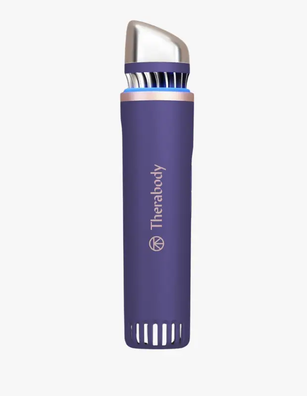Marka Adı: TheraFace
Ürün Adı: TheraFace Unisex Depuffing Wand
Ürün Cinsiyeti: Unisex
Ürün Tipi: Cilt Bakım Cihazı
Ürün Sezonsallığı: Belirtilmemiş
Ürün Çeşidi: Elektronik Güzellik Aleti
Ürün Özellikleri: Mor renkte, silindirik gövdeli ve parlak gümüş renkli, eğimli bir uygulama başlığına sahip el tipi bir cilt bakım cihazıdır. Cihazın ergonomik tasarımı kolay bir tutuş sunar. Başlığın altında ince bir mavi ışık detayı ve pembe altın rengi bir halka bulunur. Alt kısmında dikey şeritli bir havalandırma veya şarj alanı mevcuttur. Gövdesinde Therabody logosu ve yazısı dikey olarak konumlandırılmıştır. Ürün, ciltteki şişkinlik görünümünü azaltmaya ve cilt bakım ürünlerinin emilimini artırmaya yönelik teknolojik bir araçtır.
Öne Çıkan Detaylar:
- Şişkinliği azaltmaya yardımcı ergonomik metal başlık tasarımı.
- Cilt bakım ürünlerinin emilimini destekleyen teknolojik işlevsellik.
- Modern ve estetik mor-gümüş renk kombinasyonlu taşınabilir tasarım.
Kimler Kullanıyor?: Cilt bakım rutinlerini teknolojiyle zenginleştirmeyi seven, yüzündeki şişkinlikleri azaltarak daha pürüzsüz ve canlı bir görünüm hedefleyen herkes için uygundur. Bakım ürünlerinin etkinliğini artırmak isteyen ve evde profesyonel bir deneyim arayanlar bu ergonomik cihazı tercih edebilir.