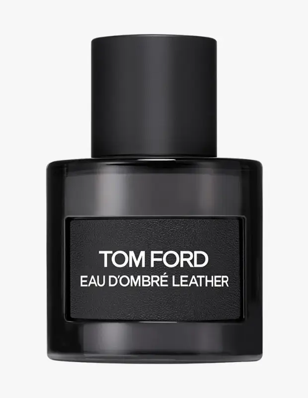 Marka Adı: Tom Ford
Ürün Adı: Tom Ford Eau D'Ombré Leather
Ürün Cinsiyeti: Erkek
Ürün Tipi: Parfüm
Ürün Sezonsallığı: Yazlık
Ürün Çeşidi: Belirtilmemiş
Ürün Özellikleri: Bu koku, modern ve minimalist bir estetiğe sahip, koyu renkli ve şık cam şişesinde sunulur. Zengin ve katmanlı bir kompozisyona sahip olan Eau D'Ombré Leather, ısınmış deri koltukların konforunu ve lüksünü, serin zencefilin keskinliği ve kişnişin baharatlı notalarıyla birleştirir. Derinin prestijini yazın havadar ve pürüzsüz ruhuyla bütünleştiren bu özel harman, hem derinlikli hem de ferahlatıcı bir deneyim sunar. Ultra lüks ve sofistike maskülen bir imza taşır.
Öne Çıkan Detaylar:
- Isınmış deri, serin zencefil ve kişnişin benzersiz uyumu
- Pürüzsüz, havadar ve ultra lüks maskülen bir koku profili
- Modern ve minimalist koyu renkli şişe tasarımı
Kimler Kullanıyor?: Kendi estetik anlayışını yaratmayı seven, trendlerin ötesinde bir stil arayan kişiler için idealdir. Yaratıcı ve entelektüel ruhuyla öne çıkan, başına buyruk ve özgün bir duruş sergileyenler bu kokuyu benimseyecektir. Hem doğanın hem de şehrin dinamizmini yaşamında harmanlayan, hibrit bir yaşam tarzına sahip bireylerin kişiliğini mükemmel bir şekilde tamamlar.