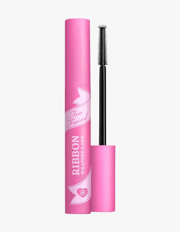 Marka Adı: Too Faced
Ürün Adı: Too Faced Kadın Ribbon Wrapped Tubing Maskara
Ürün Cinsiyeti: Kadın
Ürün Tipi: Maskara
Ürün Sezonsallığı: Belirtilmemiş
Ürün Çeşidi: Siyah
Ürün Özellikleri: Canlı pembe ambalajı ve üzerinde markanın ikonik kalp logosuyla dikkat çeken bu maskara, Ribbon Wrapped Lash serisine aittir. İçerisinde siyah, klasik kıllı bir fırça barındırır. Kirpikleri tek tek saran, polimer bazlı tüp sistemi teknolojisi sayesinde her bir kirpiğe özel bir kılıf oluşturarak uzunluk ve ayrıklık sağlar. Bu sayede topaklanma yapmadan belirgin bir etki sunar ve gün boyu akma, bulaşma veya dökülme yapmaz. En önemli özelliklerinden biri ise, yağ bazlı temizleyicilere ihtiyaç duymadan, sadece ılık suyla nazikçe kirpiklerden kayarak temizlenebilmesidir, bu da kirpik sağlığını korur ve temizleme rutinini kolaylaştırır.
Öne Çıkan Detaylar:
- Kirpikleri tüp gibi saran özel tubing teknolojisi ile topaklanmadan uzatma ve ayırma sağlar.
- Sadece ılık suyla kolayca temizlenir, göz çevresinde kalıntı bırakmaz ve kirpik dökülmesini minimize eder.
- Şık ve feminen pembe ambalaj tasarımıyla makyaj çantasına neşeli bir dokunuş katar.
Kimler Kullanıyor?: Makyaj temizleme rutinini pratik ve konforlu hale getirmek isteyenler, gün içinde akma veya bulaşma endişesi olmadan belirgin kirpiklere sahip olmayı arzulayanlar bu maskarayı tercih edebilir. Kirpik sağlığını ön planda tutan ve temizleme sırasında kirpiklerinin yorulmasını istemeyen kişiler için idealdir. Aynı zamanda makyaj ürünlerinde feminen ve eğlenceli tasarımları seven, şık bir dokunuş arayan herkesin beğenisini kazanır.