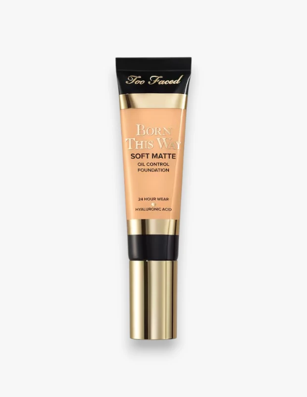 Marka Adı: Too Faced
Ürün Adı: Too Faced Born This Way Soft Matte Foundation
Ürün Cinsiyeti: Unisex
Ürün Tipi: Fondöten
Ürün Sezonsallığı: Tüm Sezonlar
Ürün Çeşidi: Soft-Matte, Yağ Kontrollü, Uzun Süre Kalıcı Fondöten
Ürün Özellikleri: Bu modern soft-matte formül fondöten, cilde 24 saate varan kalıcılık ve yağ kontrolü sunarken, aynı zamanda hiyalüronik asit içeriğiyle nemlendirme sağlar. Ciltte blur efekti yaratarak filtre uygulanmış gibi pürüzsüz bir görünüm sunar ve özellikle sıcak havalarda dahi ağırlık yapmadan parlama yapmayan, akmayan bir bitiş sunar.
Öne Çıkan Detaylar:
- Yağ kontrolü sağlayan soft-matte bitiş
- 24 saate varan yüksek kalıcılık ve cilde blur efekti
- Hiyalüronik Asit içeriğiyle nemlendirme
Kimler Kullanıyor?: Ciltte yağlanma ve parlama sorunları yaşayan, gün boyu kalıcı, mat ve pürüzsüz bir fondöten arayanlar bu ürünü tercih edebilir. Özellikle sıcak ve nemli havalarda dahi makyajının bozulmamasını ve filtre uygulanmış gibi doğal bir görünüm sergilemesini isteyenler için idealdir. Hafif hissettiren ancak yüksek performans sunan, cilt tonunu eşitleyen ve kusurları flulaştıran bir fondöten deneyimi arayan herkesin beğenisini kazanacaktır.