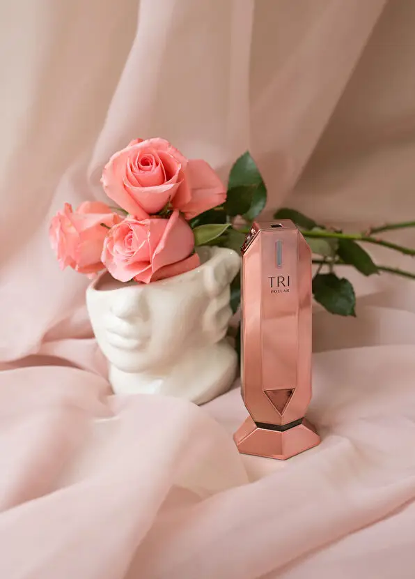 Marka Adı: Tripollar
Ürün Adı: Tripollar Unisex Stop X Rose Yüz Sıkılaştırma Gençleştirme RF Cihazı
Ürün Cinsiyeti: Unisex
Ürün Tipi: Yüz Sıkılaştırma Gençleştirme RF Cihazı
Ürün Sezonsallığı: Tüm Sezonlar
Ürün Çeşidi: Cilt Bakım Cihazı
Ürün Özellikleri: Bu özel Rose versiyon cilt bakım cihazı, şık ve ergonomik bir tasarıma sahiptir ve gül altın/bakır tonlarındadır. Çok kutuplu (Multi-RF) teknolojisi ve termal haritalama algoritması sayesinde cildin derin katmanlarındaki kolajen liflerini hassas bir sıcaklık ile uyararak cildin sıkılaşmasına yardımcı olur. Uygulama kolaylığı sunan tasarımıyla yüz ovalini netleştirmeyi, ince çizgi görünümünü hafifletmeyi ve cildin elastikiyetini artırarak daha genç ve diri bir görünüm kazandırmayı hedefler.
Öne Çıkan Detaylar:
- Termal haritalama algoritması ile cildin her bölgesine doğru sıcaklık iletimi
- Çok kutuplu (Multi-RF) teknolojisi ile kolajen liflerini uyararak sıkılaştırma
- Şık rose gold rengi ve ergonomik tasarımıyla kullanım kolaylığı
Kimler Kullanıyor?: Cilt bakım rutininde ev konforunda profesyonel sıkılaştırma ve gençleştirme etkileri arayan, yüz ovalini belirginleştirmek ve ince çizgi görünümünü azaltmak isteyen kişiler bu teknolojik cihazı tercih edebilir. Modern tasarımlara önem veren ve cilt elastikiyetini artırarak daha diri bir görünüm hedefleyen herkes için idealdir.