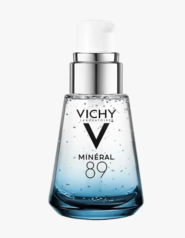 Marka Adı: Vichy
Ürün Adı: Vichy Unisex Mineral 89 Hyaluronic Acid Serum
Ürün Cinsiyeti: Unisex
Ürün Tipi: Cilt Serumu
Ürün Sezonsallığı: Belirtilmemiş
Ürün Çeşidi: Hidrasyon Destekleyici Serum
Ürün Özellikleri: Şeffaf, hafif mavimsi tonda, jel kıvamında bir cilt serumudur. Ürün, gümüş renkli, hijyenik pompalı bir aplikatöre sahip, modern ve şık tasarımlı cam bir şişede sunulur. İçeriğindeki hyaluronik asit gibi güçlü humektanlar sayesinde cilde yoğun nem sağlar, nemsizlikten kaynaklanan gerginliği azaltmaya ve cildin daha dolgun, pürüzsüz ve konforlu görünmesine yardımcı olur.
Öne Çıkan Detaylar:
- Yoğun nem sağlayan hyaluronik asit içeriği ile cildi derinlemesine nemlendirir.
- Cilt bariyerinin güçlenmesine ve dış etkenlere karşı direncinin artmasına destek olur.
- Ferahlatıcı jel dokusu ciltte hızla emilir, yapışkanlık hissi bırakmaz.
- Hijyenik ve pratik pompalı ambalajı sayesinde kolay uygulama imkanı sunar.
Kimler Kullanıyor?: Nemsizlikten kaynaklanan gerginlik, matlık ve pul pul görünüm gibi cilt sorunları yaşayan, cildine yoğun hidrasyon ve bariyer desteği arayan herkes bu serumu tercih edebilir. Hafif ve ferahlatıcı dokusu sayesinde ciltte ağırlık yapmadan dolgun ve canlı bir görünüm kazanmak isteyen bireyler için idealdir. Cilt bariyerini güçlendirerek dış etkenlere karşı daha dirençli ve konforlu bir cilde sahip olmak isteyenler de bu üründen faydalanabilir.