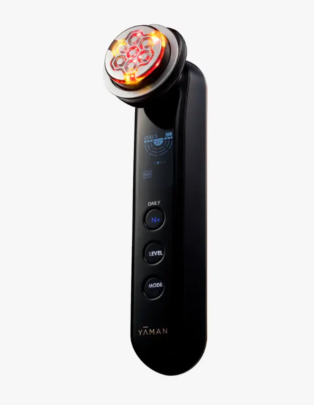 Ya-Man Photo PLUS Prestige SP II model, başlığındaki altıgen LED ışıkları kırmızı ve turuncu parlayan, parlak siyah renkli, üzerinde DAILY, N+, LEVEL, MODE tuşları ve dijital bir ekranı bulunan bu şık ev tipi cilt bakım cihazı, güzelliğin yeni nesil müttefiklerinden biri olarak dikkat çekiyor.
