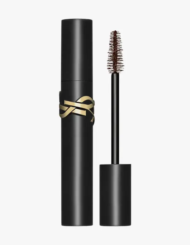 Marka Adı: Yves Saint Laurent
Ürün Adı: Yves Saint Laurent Lash Clash Kahverengi Maskara
Ürün Cinsiyeti: Kadın
Ürün Tipi: Maskara
Ürün Sezonsallığı: Belirtilmemiş
Ürün Çeşidi: Kahverengi Maskara
Ürün Özellikleri: Şık siyah silindir ambalajda, ikonik altın renkli YSL logosuyla zenginleştirilmiş, kahverengi tonlarında bir maskaradır. Kirpikleri doğal bir derinlikle belirginleştirerek, siyah maskaranın keskinliği yerine daha yumuşak ve sofistike bir görünüm sağlar. Bakışlara taze bir canlılık katarken göz rengini boğmadan öne çıkarır. Özel tasarlanmış fırçası kirpiklere kolayca uygulanarak hacim ve uzunluk kazandırmayı hedefler.
Öne Çıkan Detaylar:
- Gözlere yumuşak ve sofistike bir derinlik katan doğal kahverengi ton.
- Altın YSL logosuyla süslenmiş, lüks ve zarif siyah ambalaj tasarımı.
- Siyah maskaraya kıyasla daha taze ve canlı bir göz makyajı sunar.
Kimler Kullanıyor?: Siyah maskaranın yoğunluğunu yumuşak ve doğal bir dokunuşla değiştirmeyi tercih eden, bakışlarında sofistike bir zarafet arayan kişiler içindir. Makyajında sadelikle lüksü bir araya getirmek isteyen, göz rengini doğal bir şekilde vurgulamayı seven ve ikonik markaların kalitesine güvenen herkes bu ürünü rahatlıkla kullanabilir.
