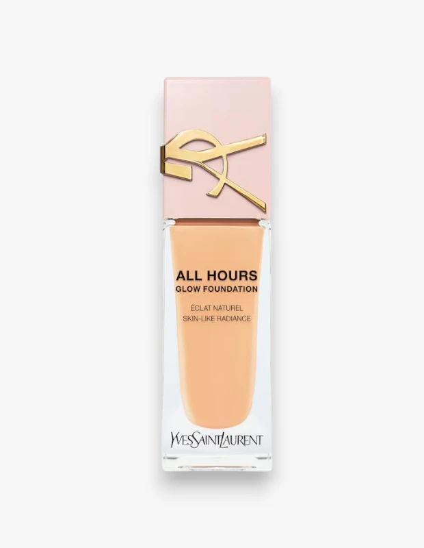 Marka Adı: Yves Saint Laurent
Ürün Adı: Yves Saint Laurent All Hours Glow Foundation
Ürün Cinsiyeti: Unisex
Ürün Tipi: Fondöten
Ürün Sezonsallığı: Belirtilmemiş
Ürün Çeşidi: Işıltılı Fondöten
Ürün Özellikleri: Yves Saint Laurent All Hours Glow Fondöten, ciltte doğal ve sağlıklı bir ışıltı (skin-like radiance) bırakan, hafif yapılı bir formüle sahiptir. Yüksek transfer direnci ve uzun süreli kalıcılığı sayesinde gün boyu taze bir görünüm sunar. Özellikle gece ve özel gün makyajları için ideal olup, yağ kontrolünü maksimumda tutarak cildin parlama yapmasını engeller. Şık pembe kapak ve altın rengi YSL logosuyla lüks bir ambalaja sahiptir.
Öne Çıkan Detaylar:
- Doğal ve sağlıklı cilt ışıltısı (Éclat Naturel Skin-Like Radiance)
- Yüksek transfer direnci
- Uzun süreli kalıcılık
- Maksimum yağ kontrolü
Kimler Kullanıyor?: Makyajında doğal bir ışıltı ve taze bir görünüm arayanlar, ciltlerindeki yağlanmayı kontrol altına almak isteyenler bu fondöteni tercih edebilir. Özellikle uzun süreli kalıcılık ve transfer direnci beklentisi olan, özel davetlerde veya yoğun günlerde makyajının sabit kalmasını isteyen herkes için uygundur. Ciltte ağırlık yapmayan, ancak kusurları kapatırken sağlıklı bir bitiş sunan fondötenleri sevenler tarafından tercih edilebilir.