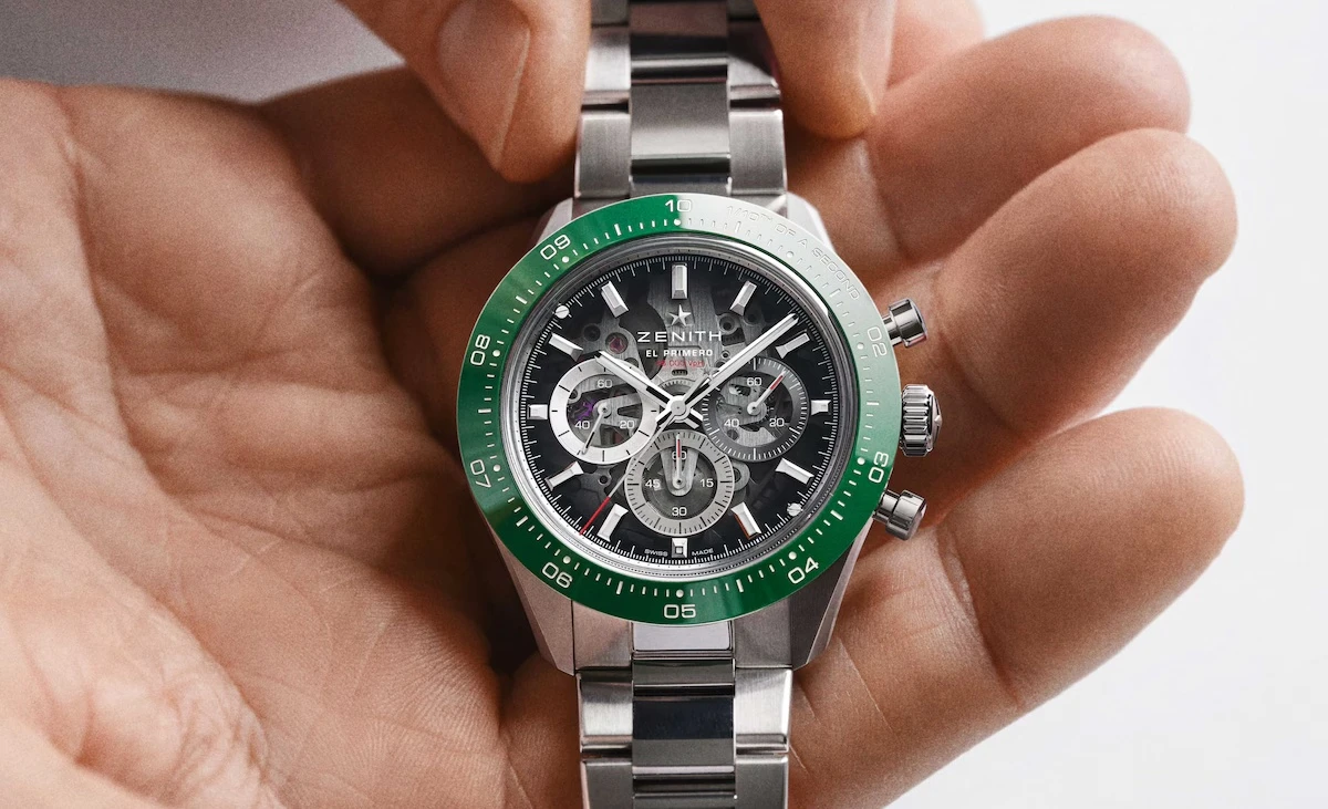 Bir kişinin ellerinde tuttuğu, göz alıcı yeşil seramik çerçeveye sahip Zenith Chronomaster Sport Skeleton kronograf saat, mekanizmasının detaylarını gösteren iskelet kadranı ve parlak paslanmaz çelik bileziğiyle modern spor saat tasarımını sergiliyor.